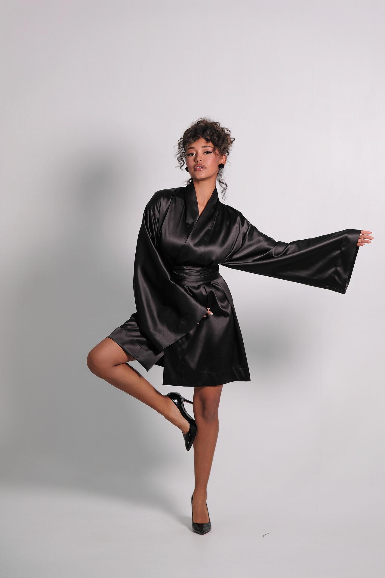 Dress / kimono in black: Kiko