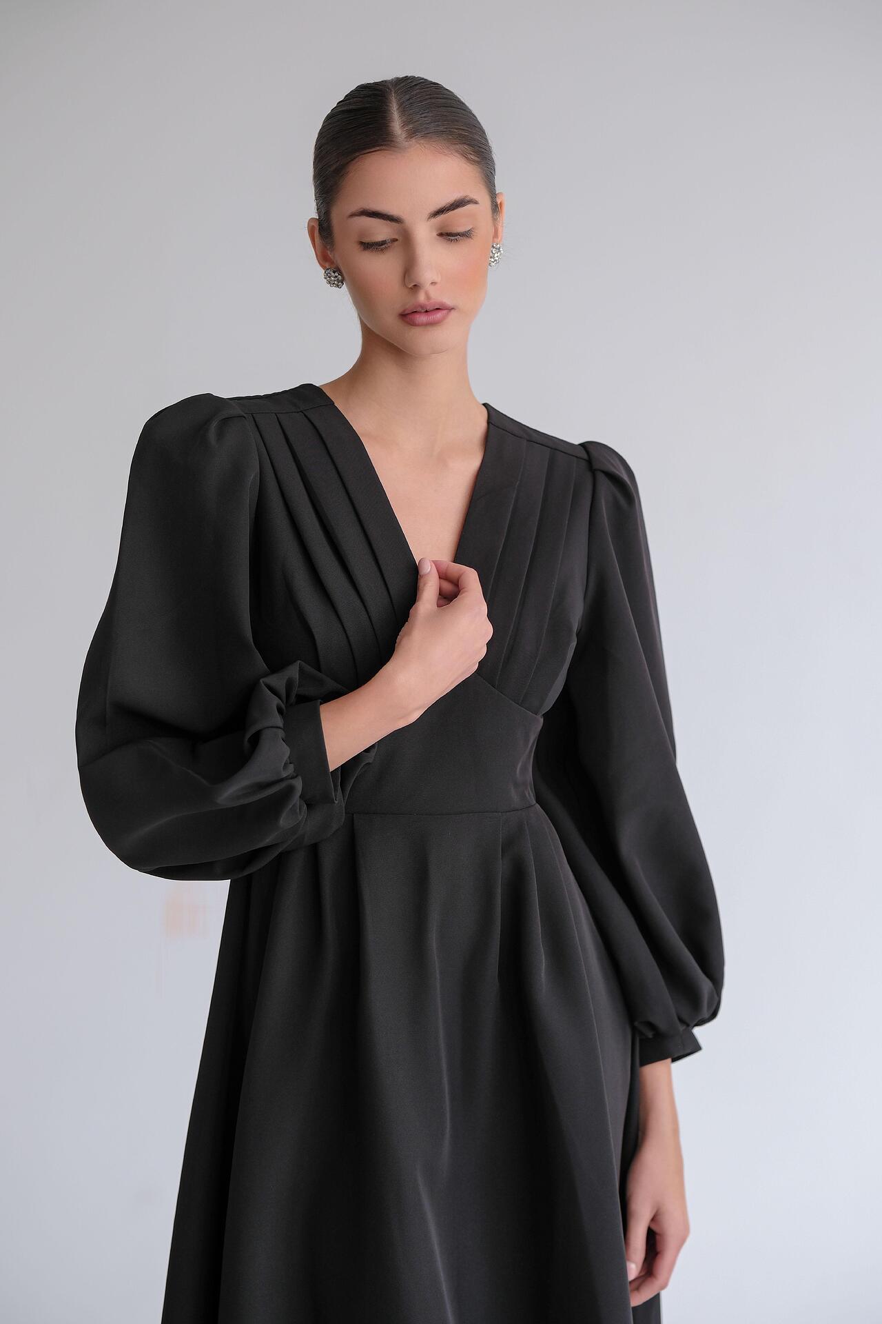Georgette dress in black: Demure