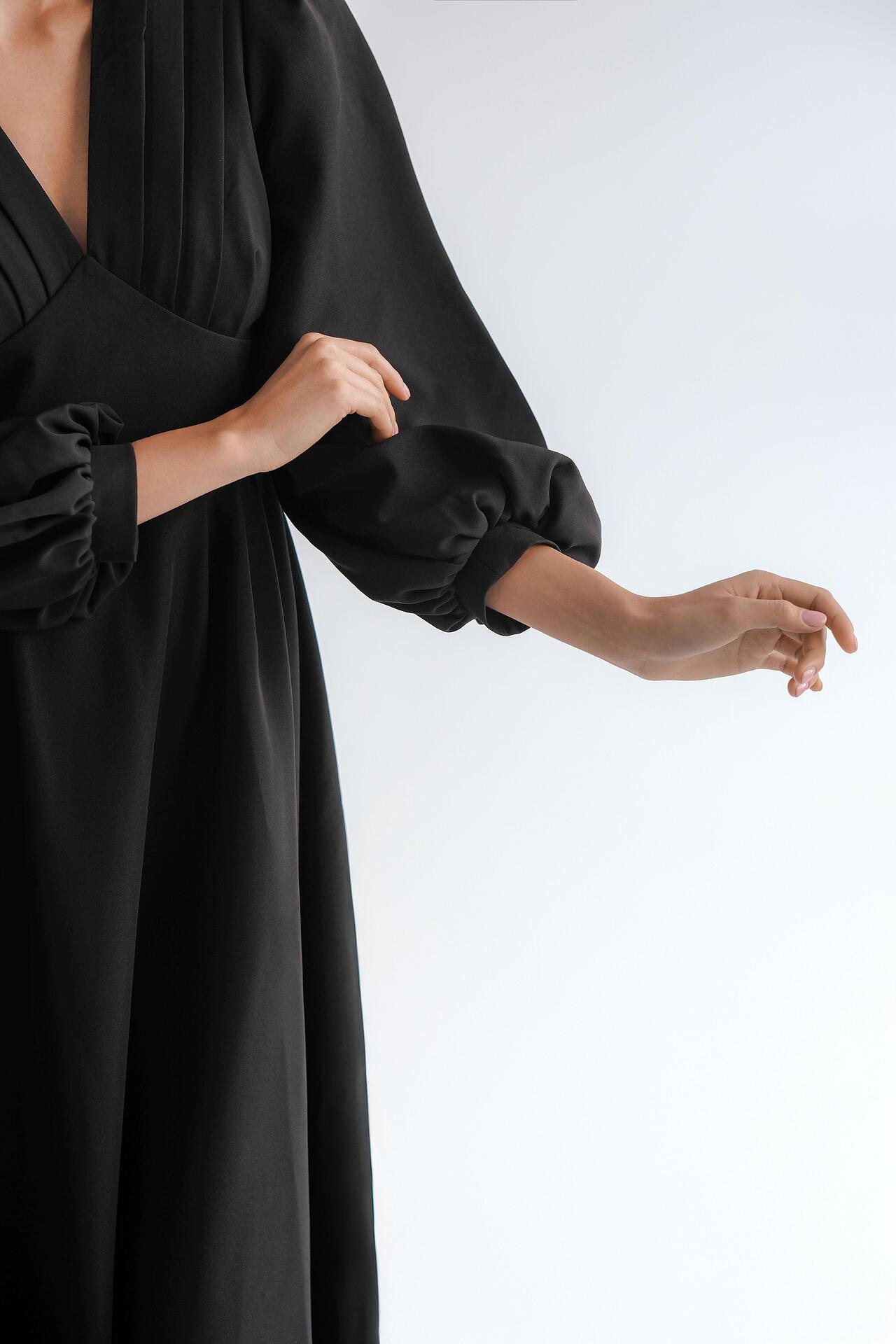 Georgette dress in black: Demure