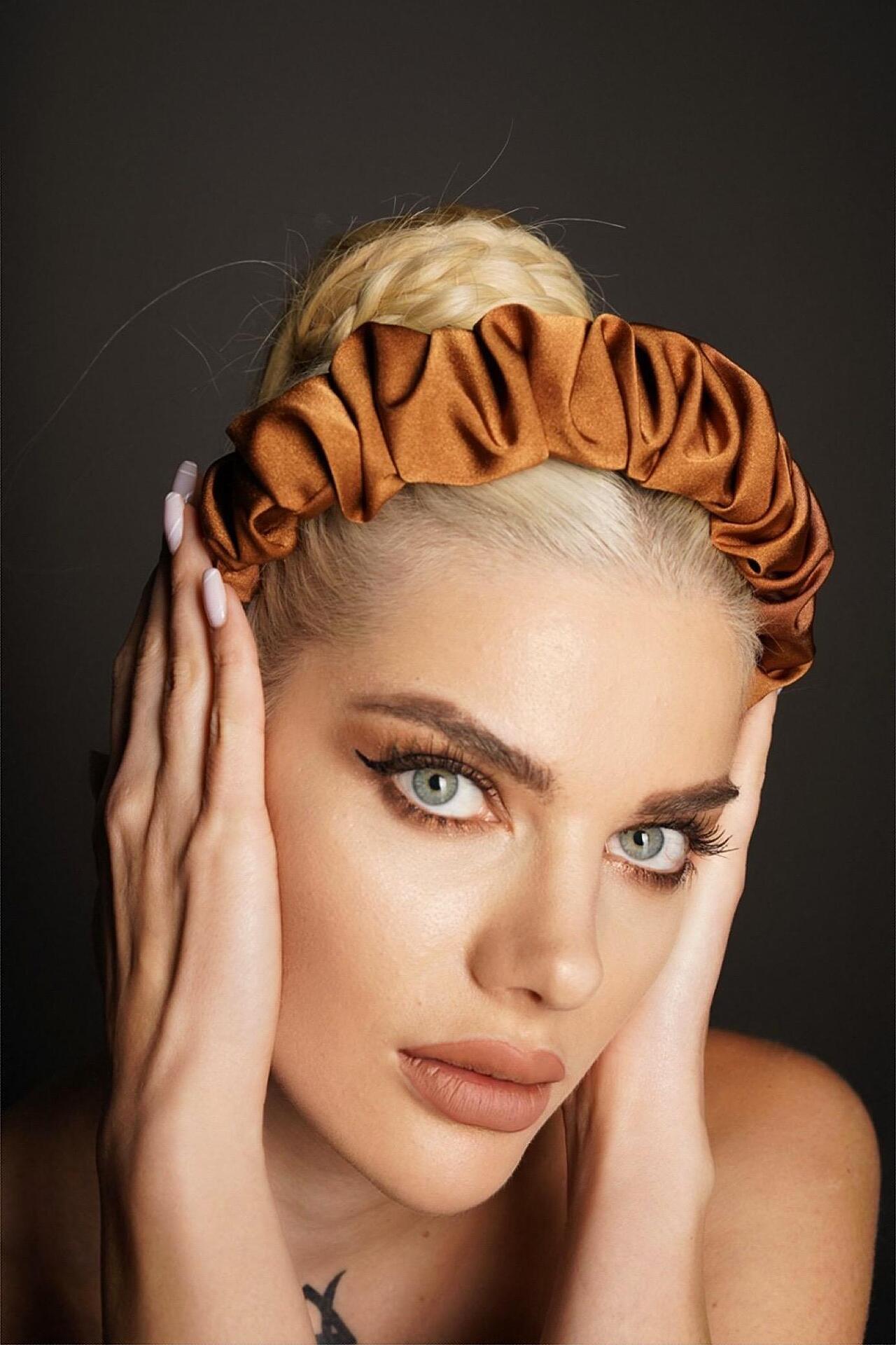 Satin tiara: Almond