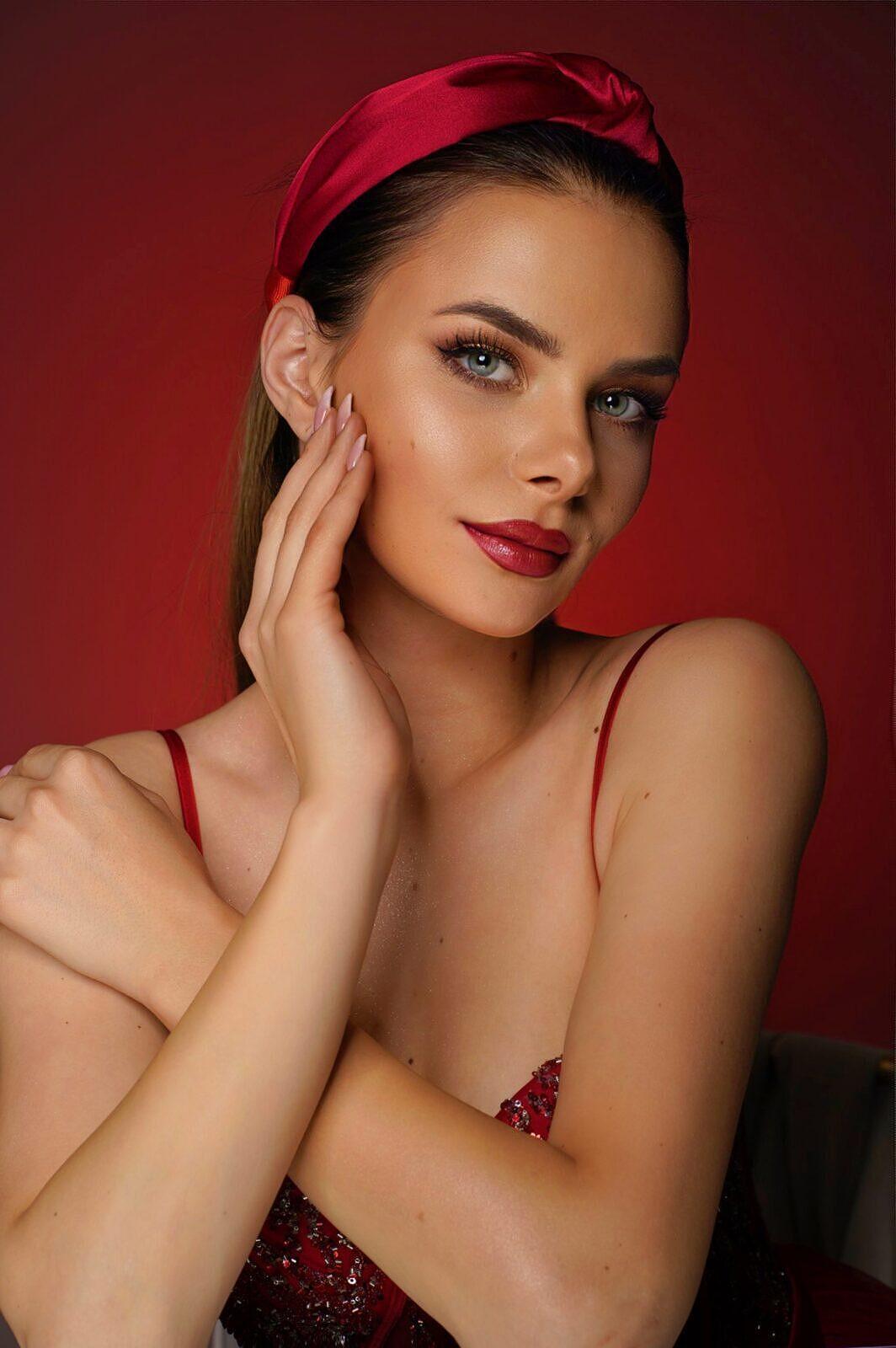 Satin tiara: Passion