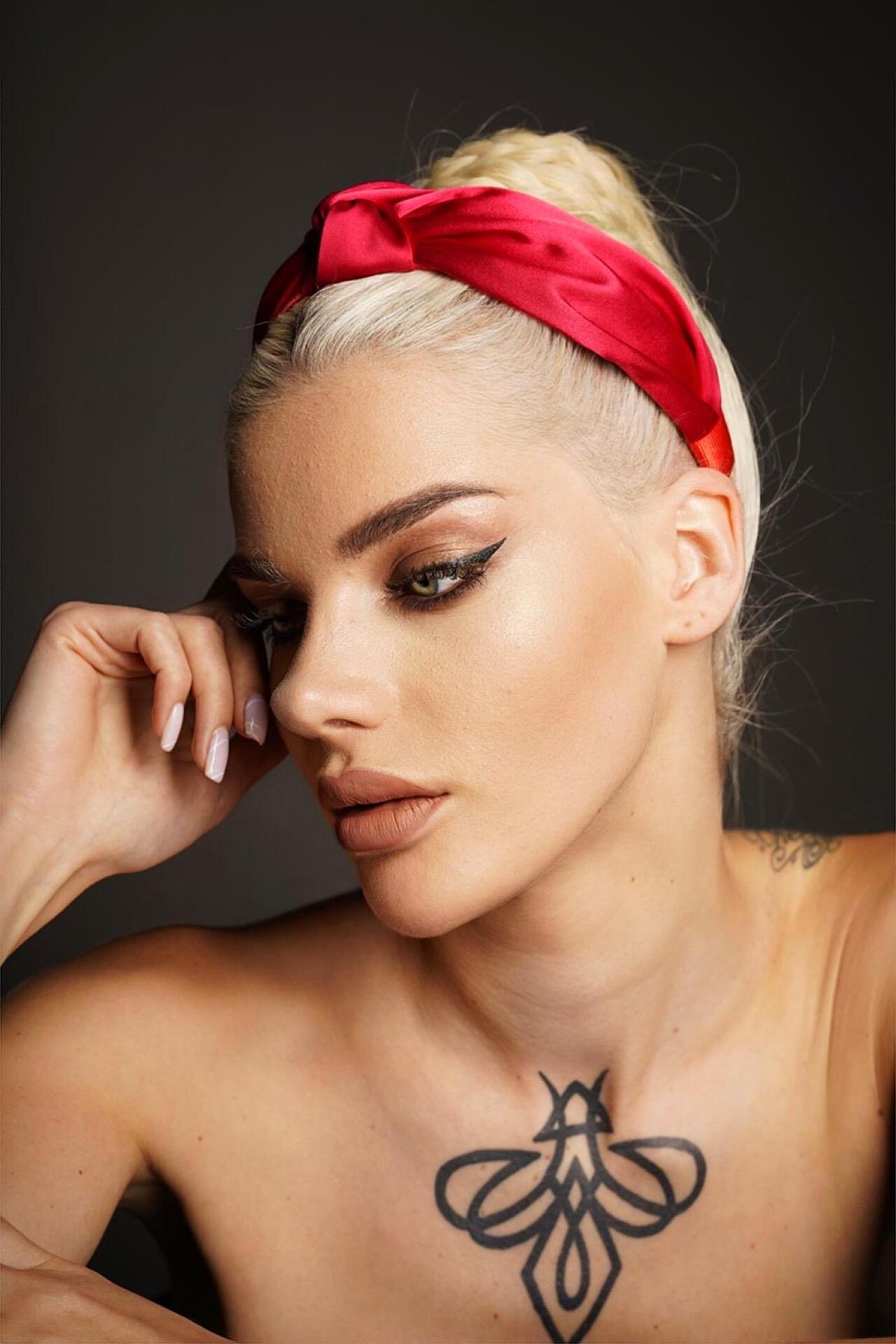 Satin tiara: Passion