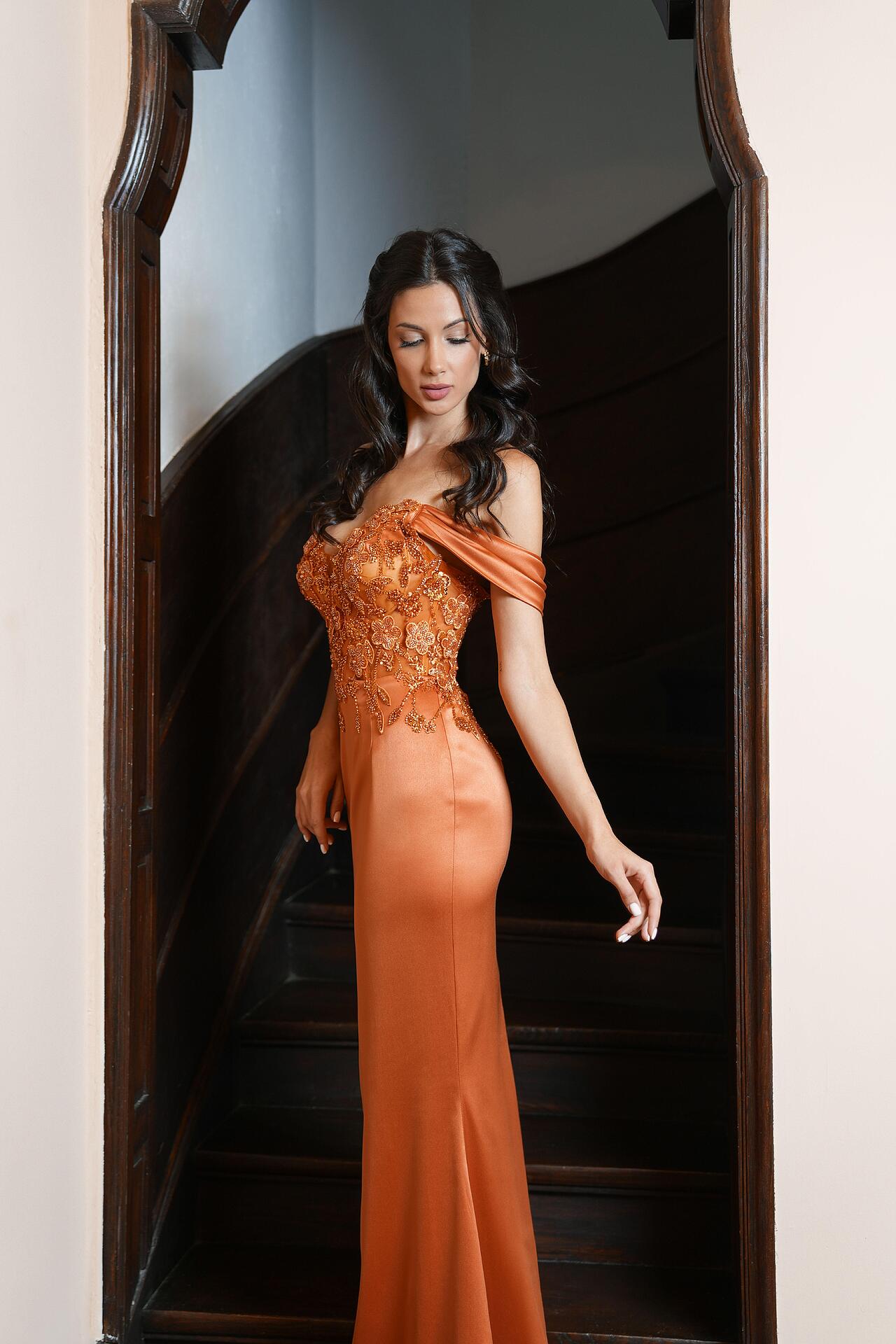 Satin dress: Orange Mousse
