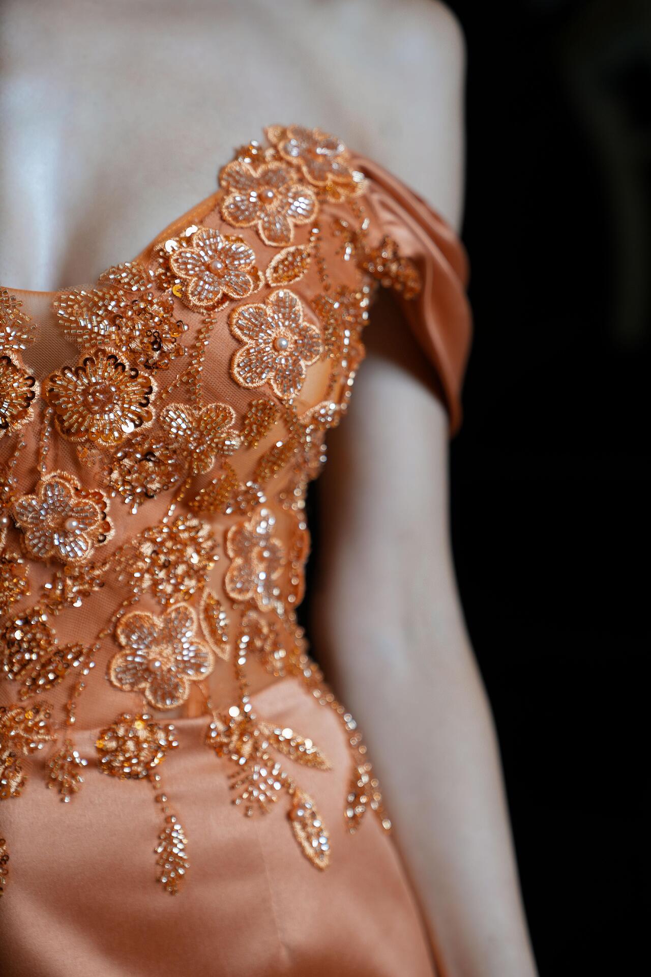Satin dress: Orange Mousse