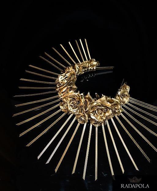 Stage accessory with golden roses: Ethereal Gold