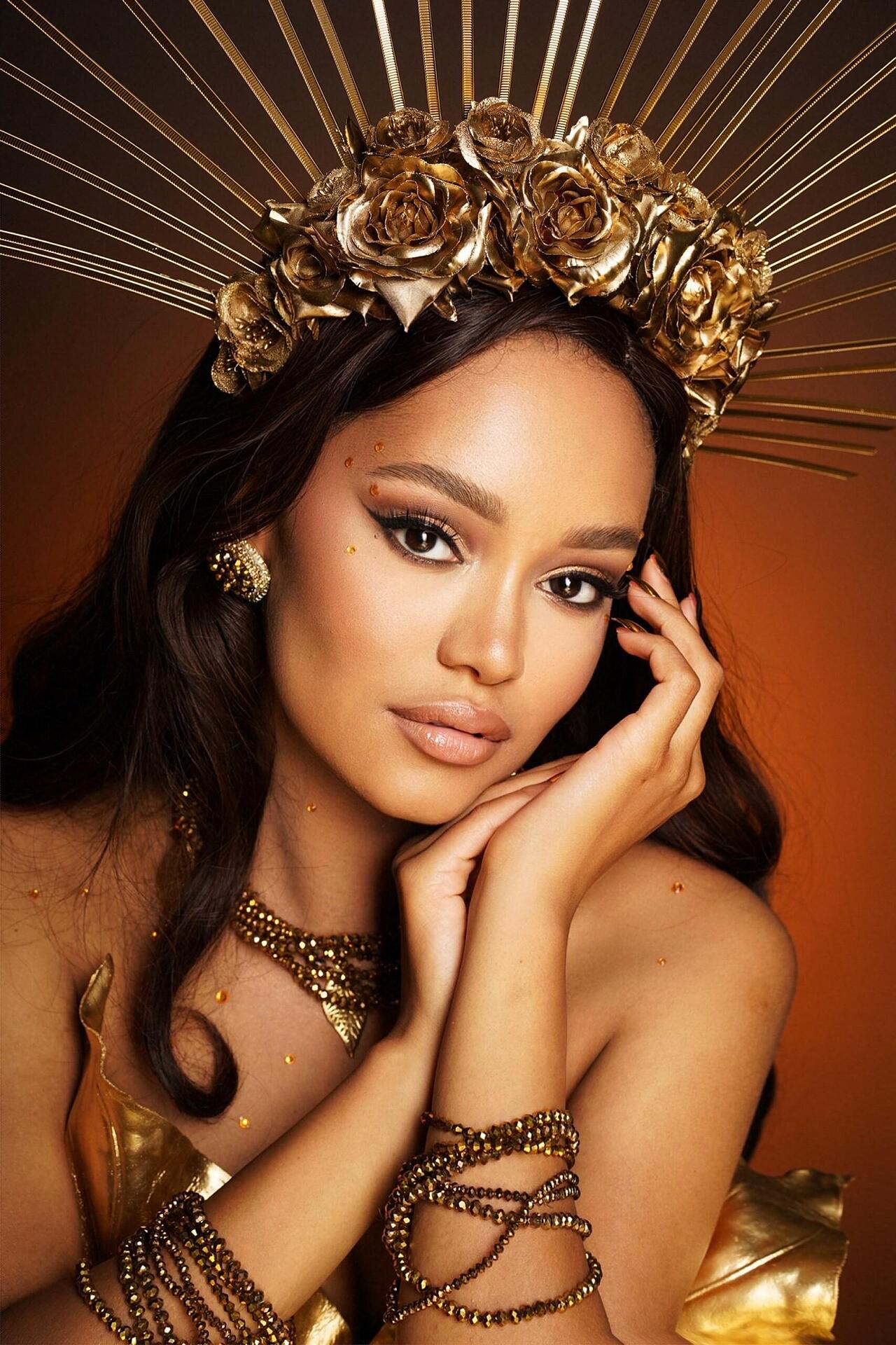 Stage accessory with golden roses: Ethereal Gold