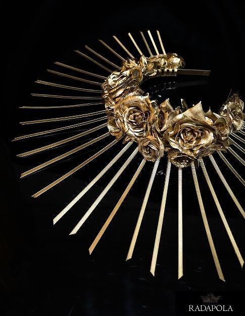 Stage accessory with golden roses: Ethereal Gold