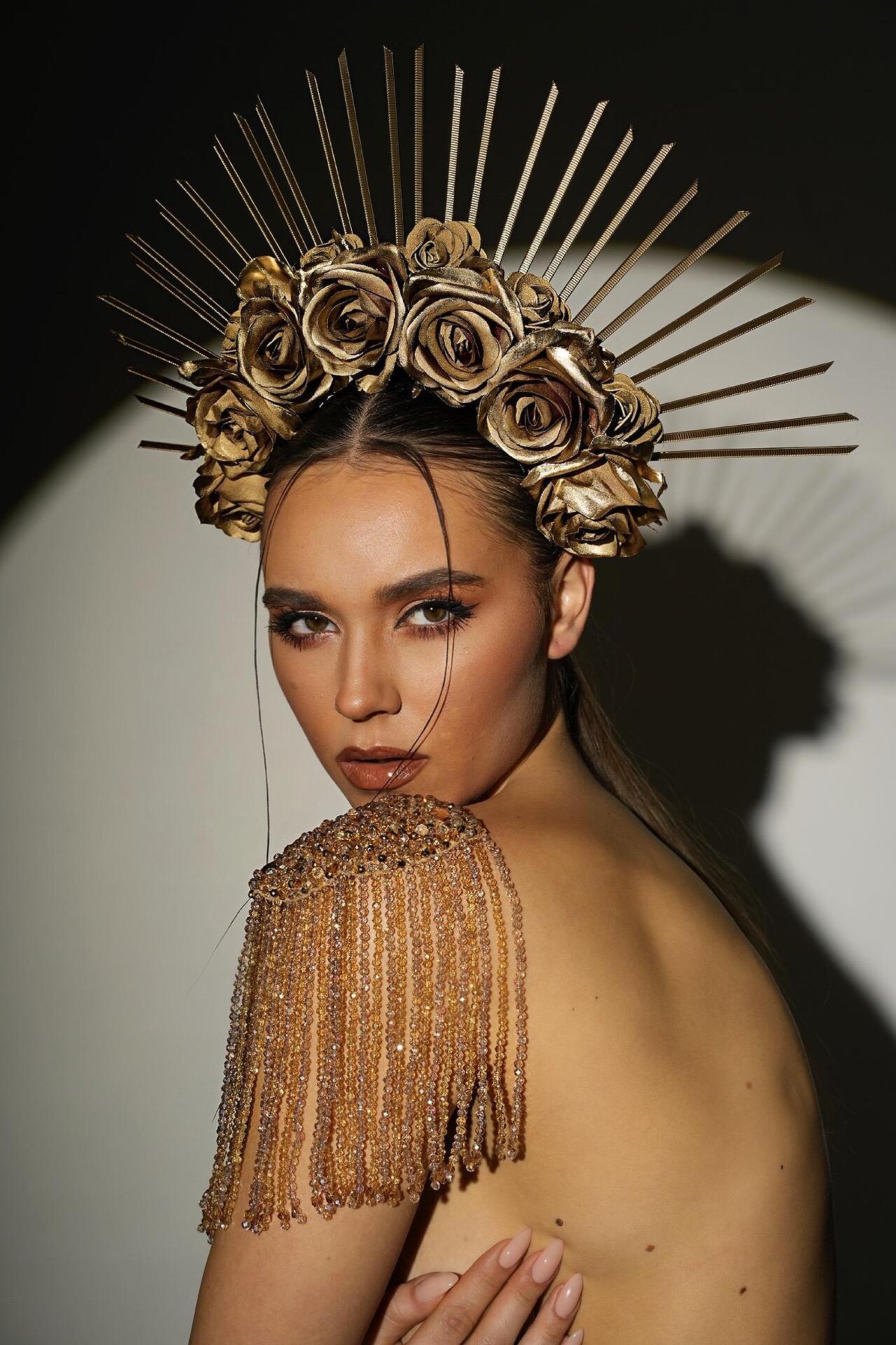 Stage accessory with golden roses: Ethereal Gold