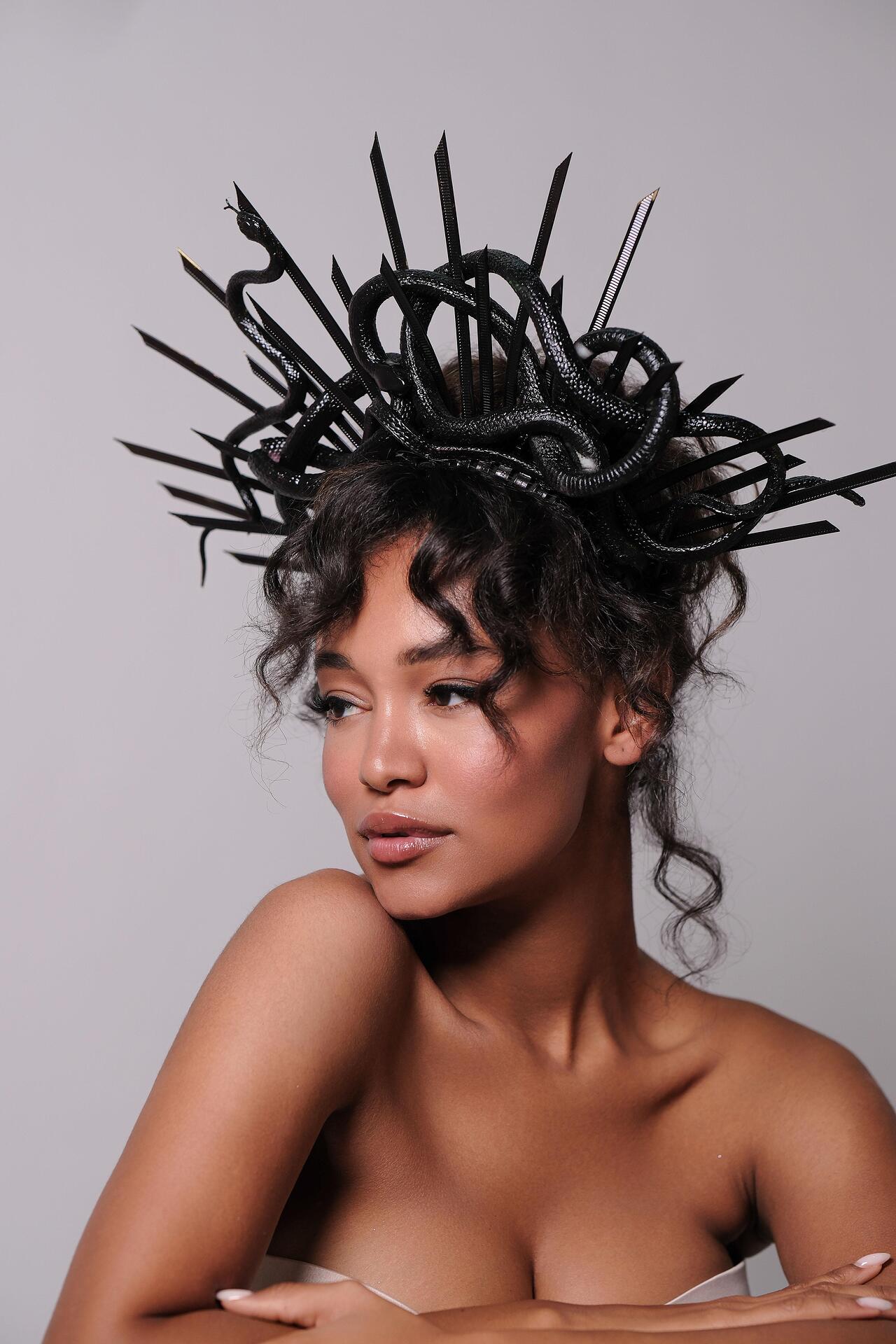 Stage accessory with snakes in black: Snakes