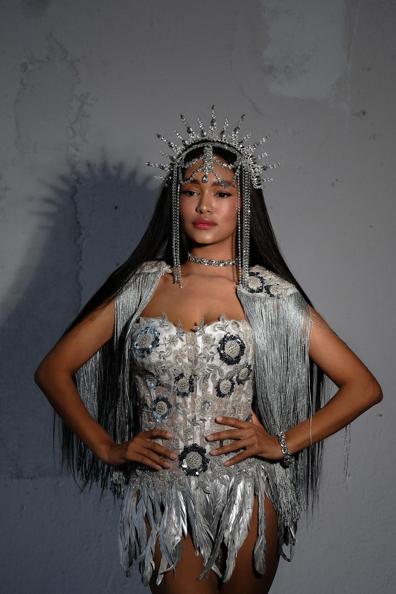 Stage crown with stones