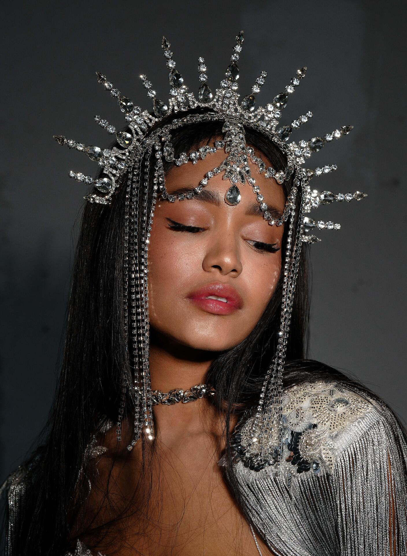 Stage crown with stones