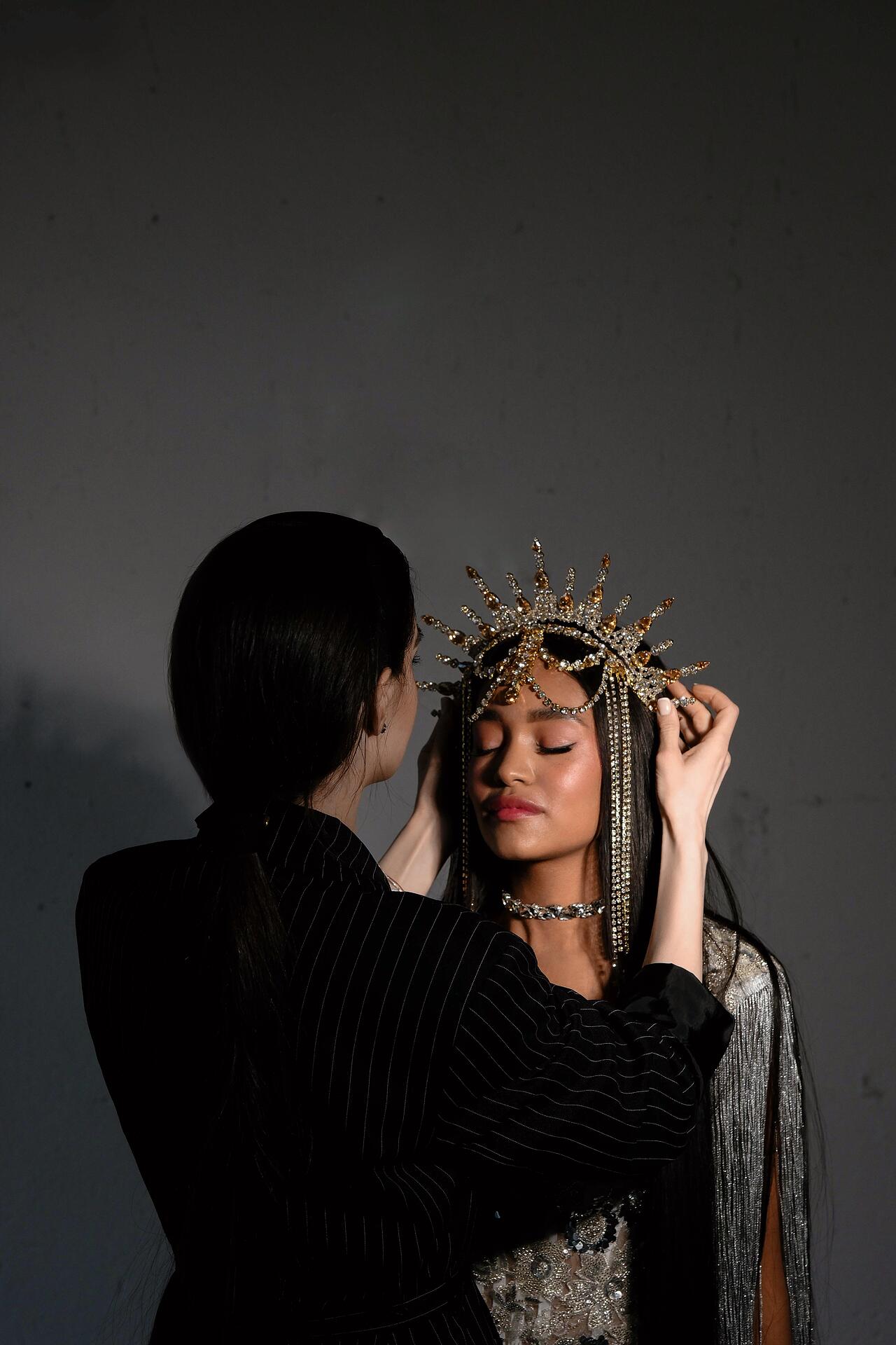 Stage crown with stones
