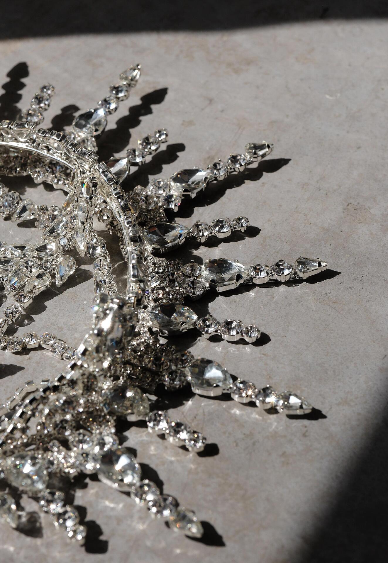 Stage crown with stones