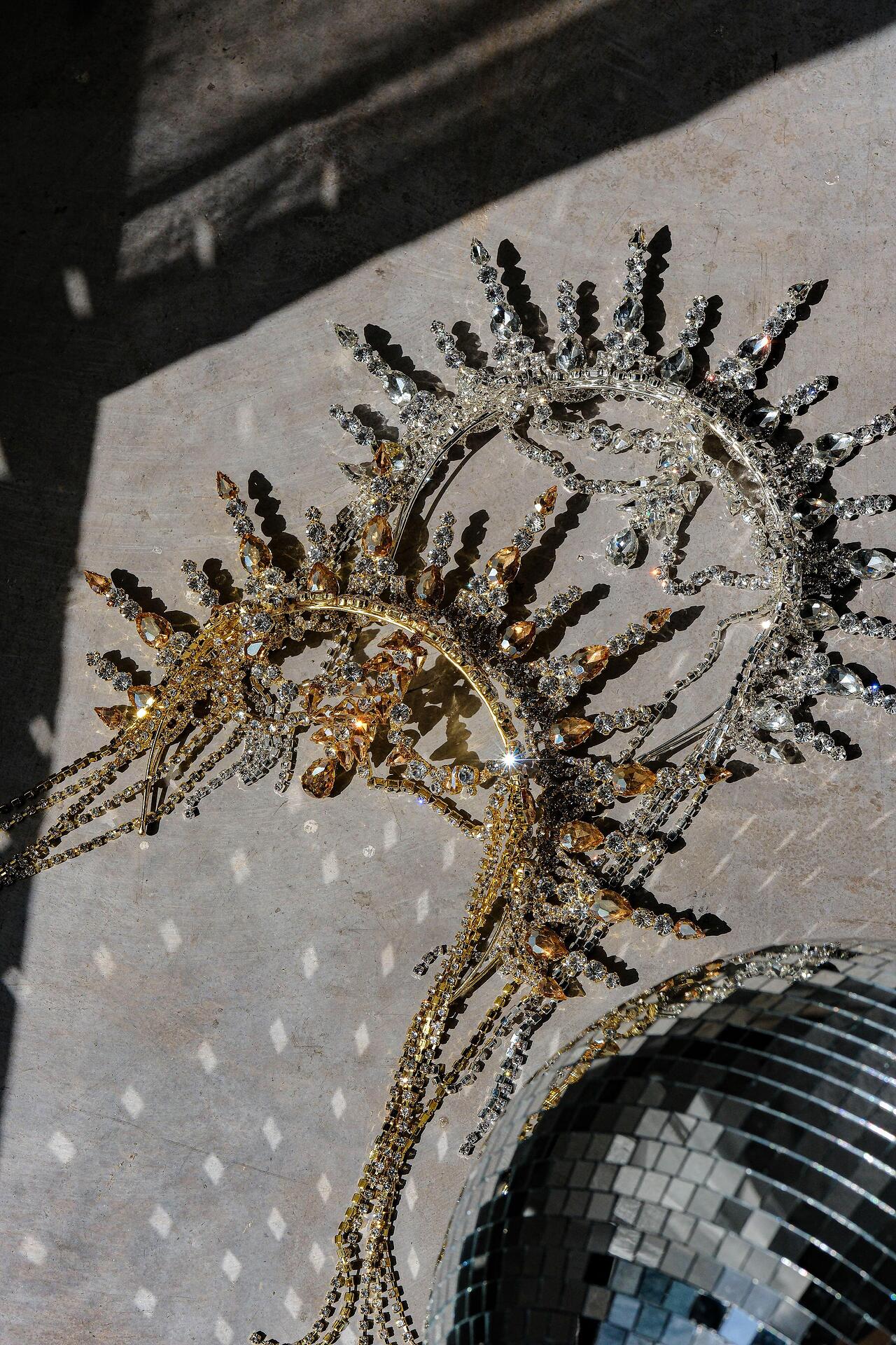 Stage crown with stones
