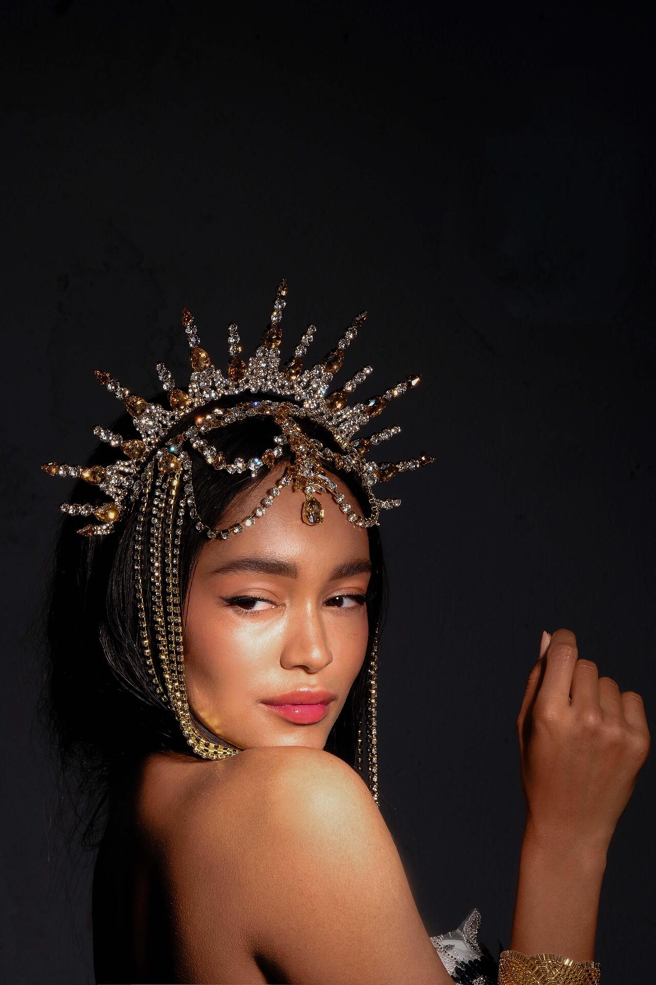 Stage crown with stones