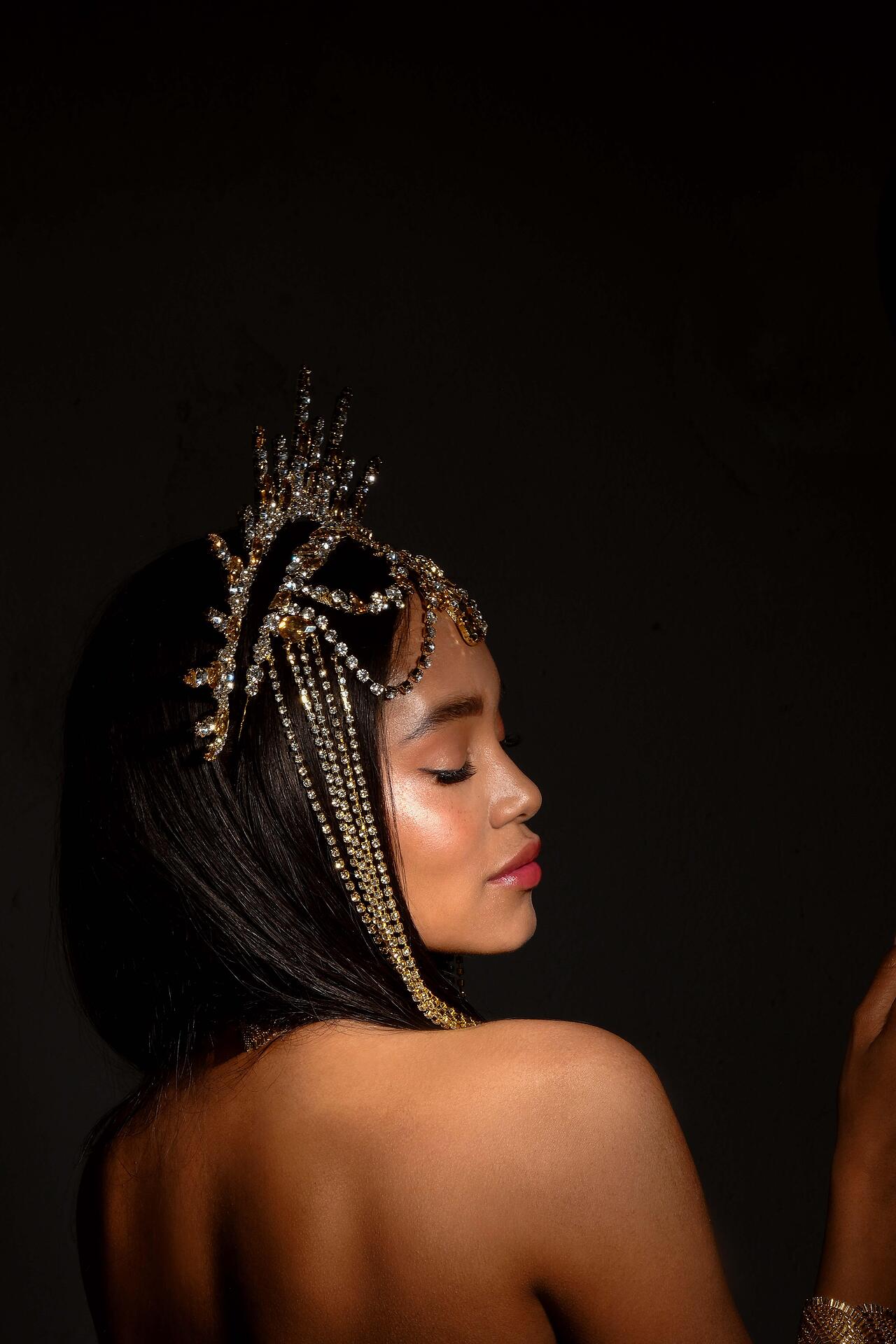 Stage crown with stones