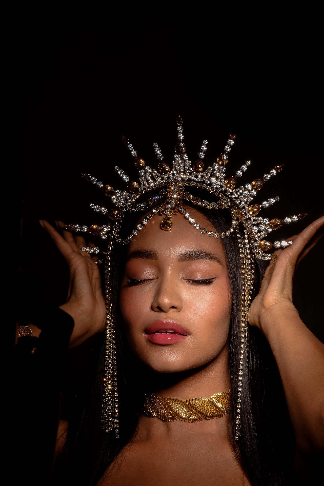 Stage crown with stones