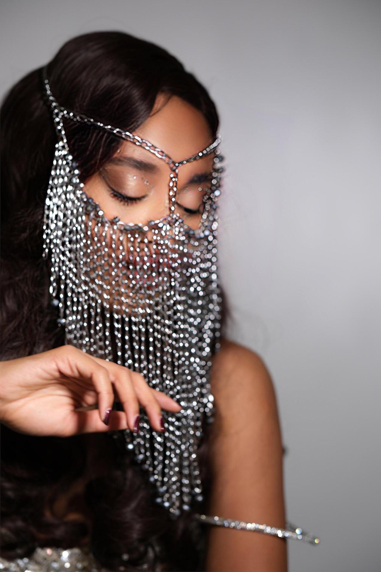 Stage mask made of chains and silver beads: Oriental Grey
