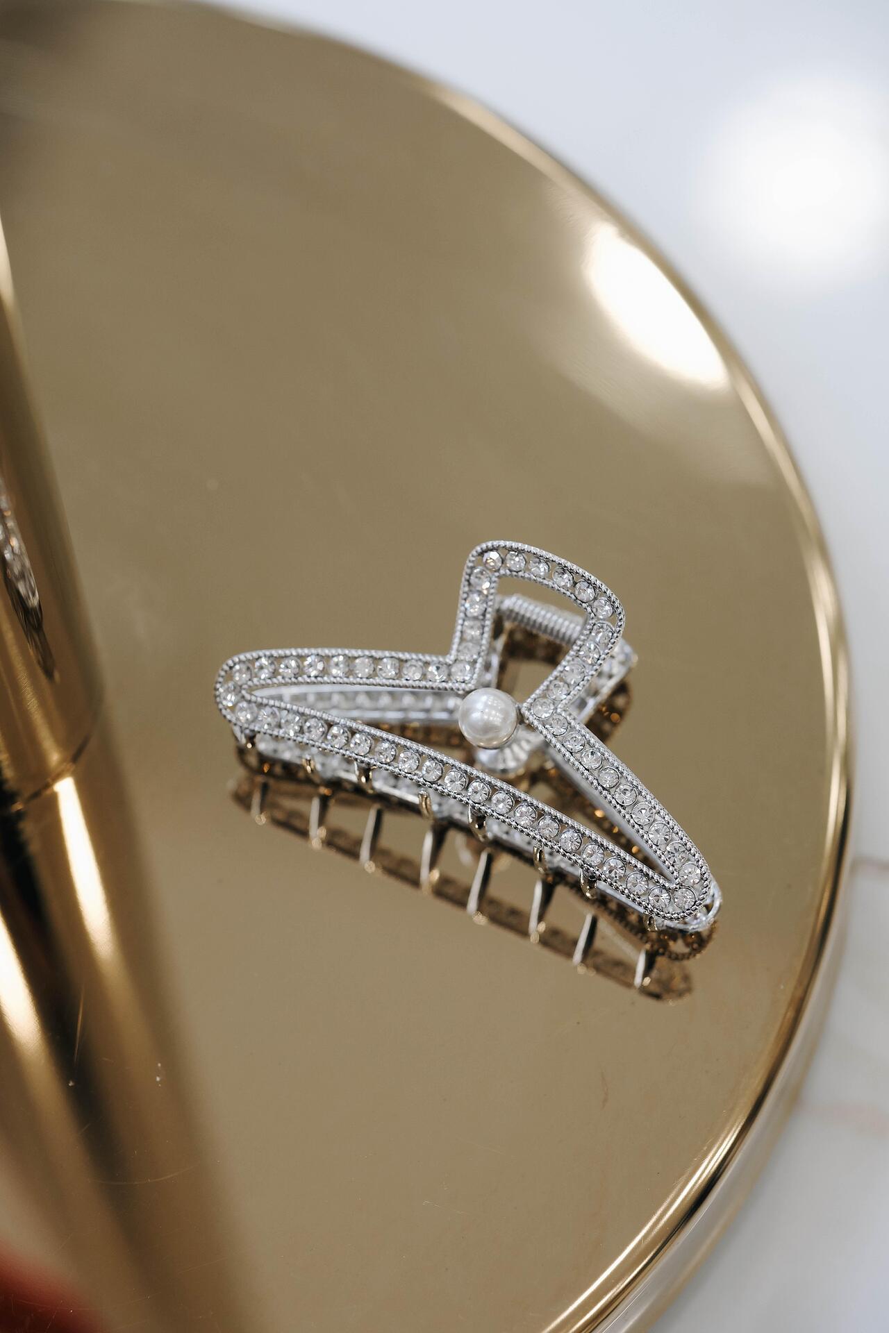 Pearl accent earring
