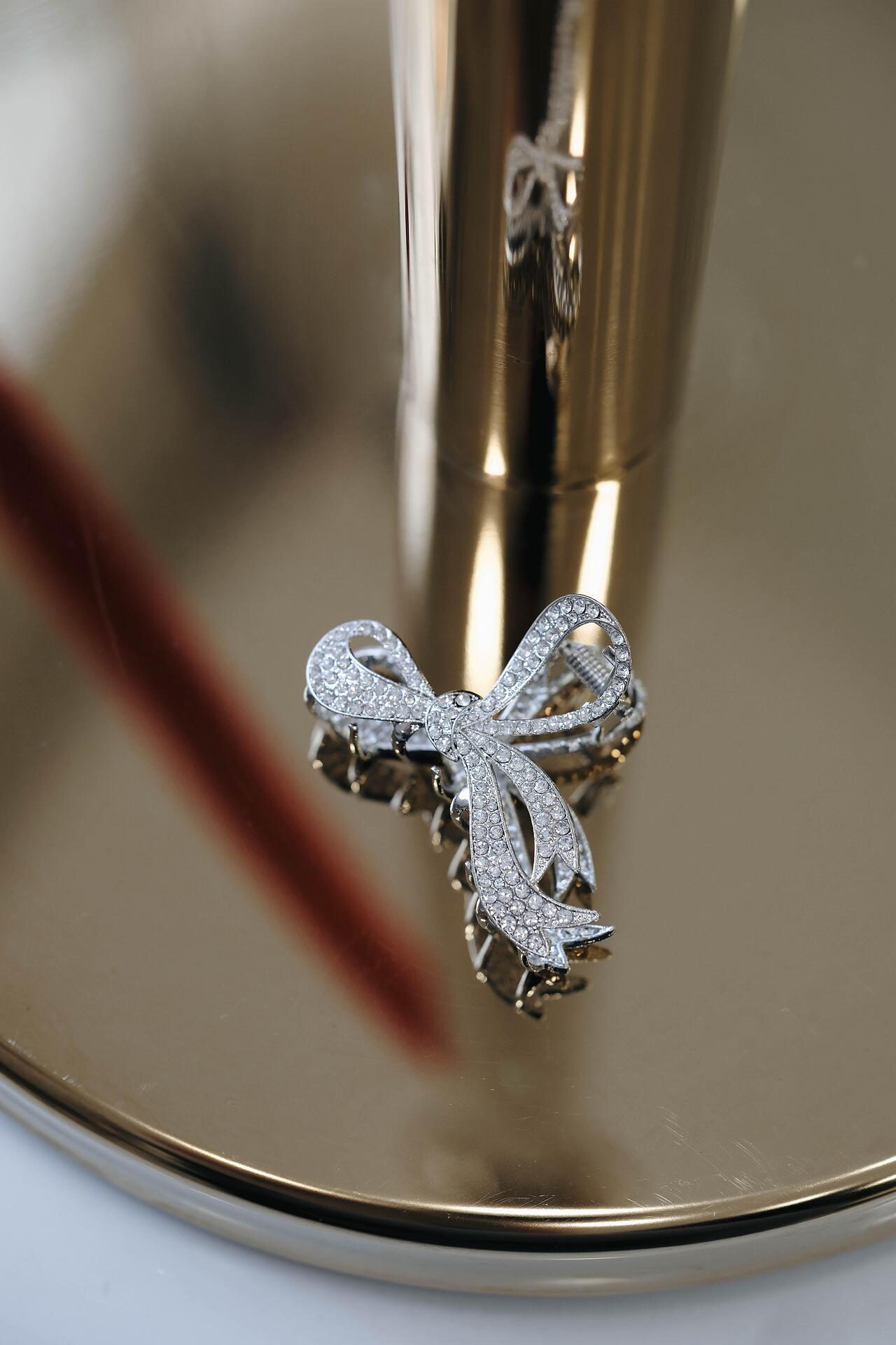 Ribbon-shaped hairpin