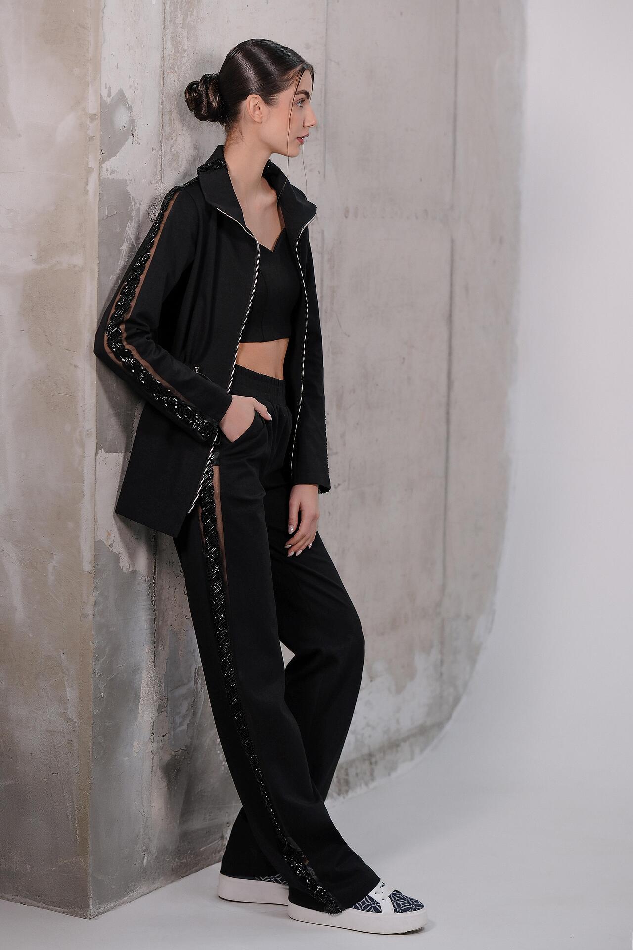 Sporty-elegant set in black: Amira