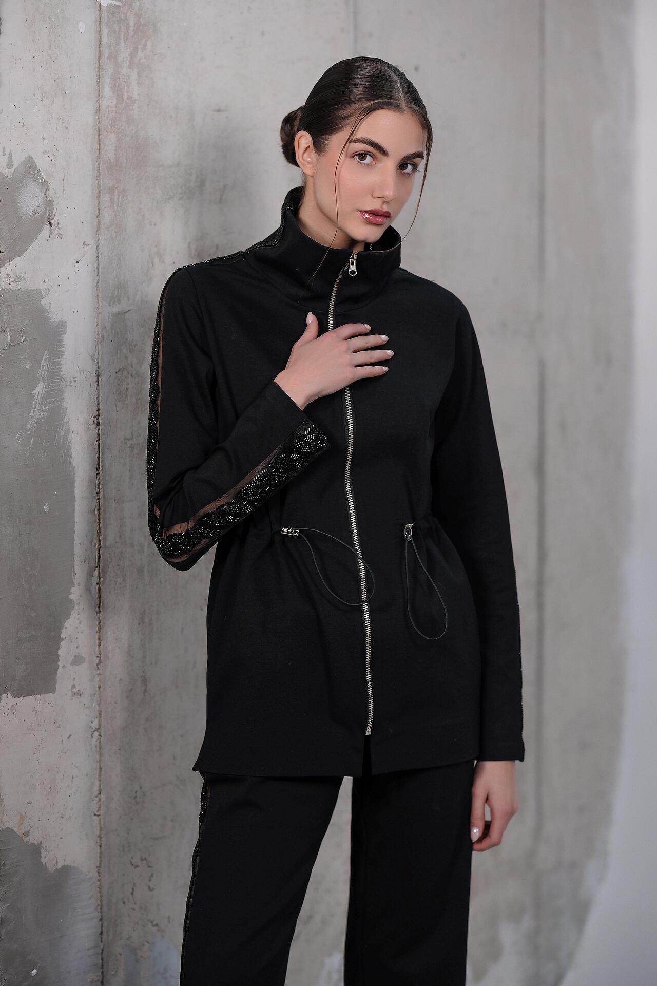 Sporty-elegant set in black: Amira