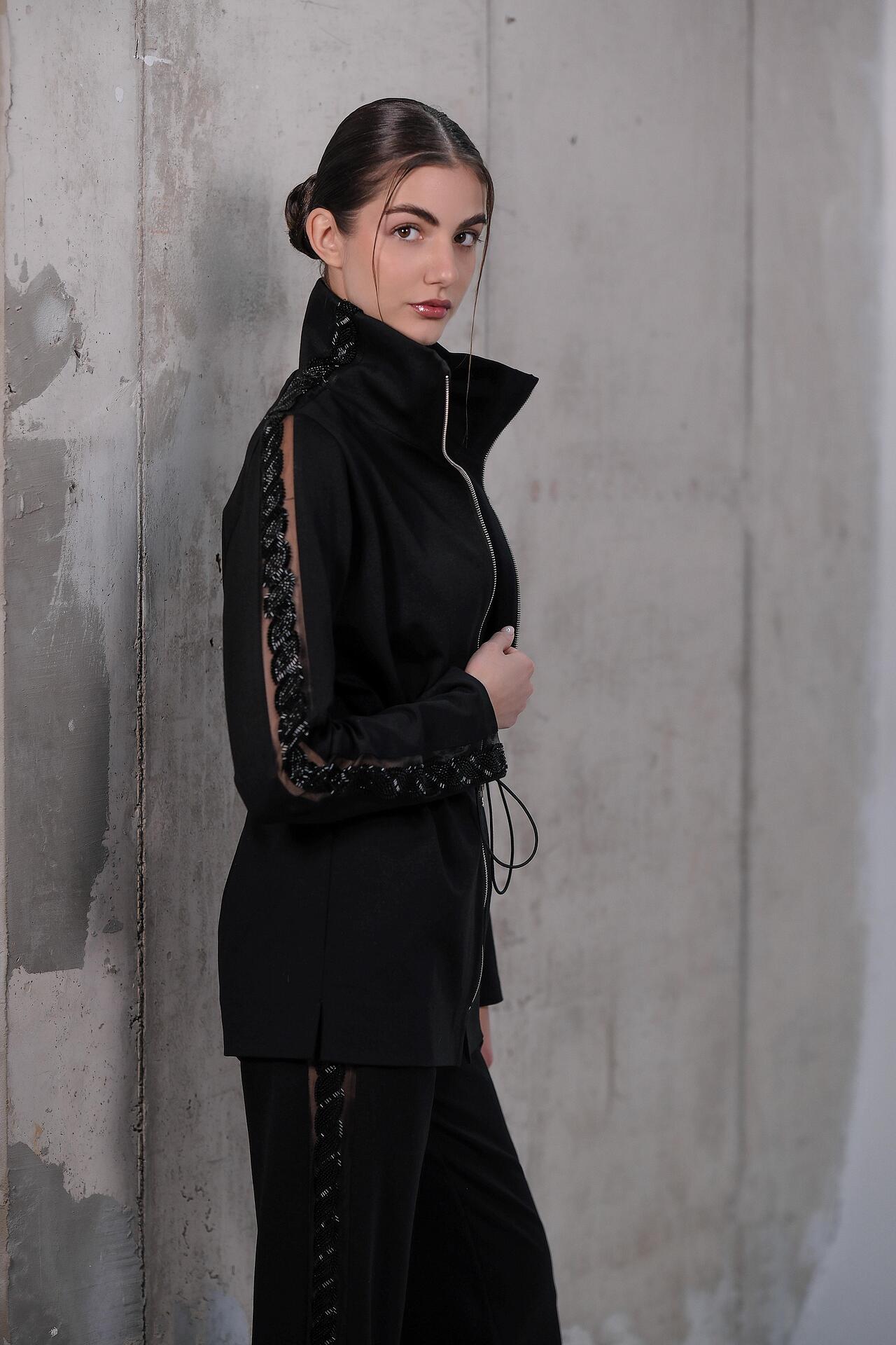 Sporty-elegant set in black: Amira