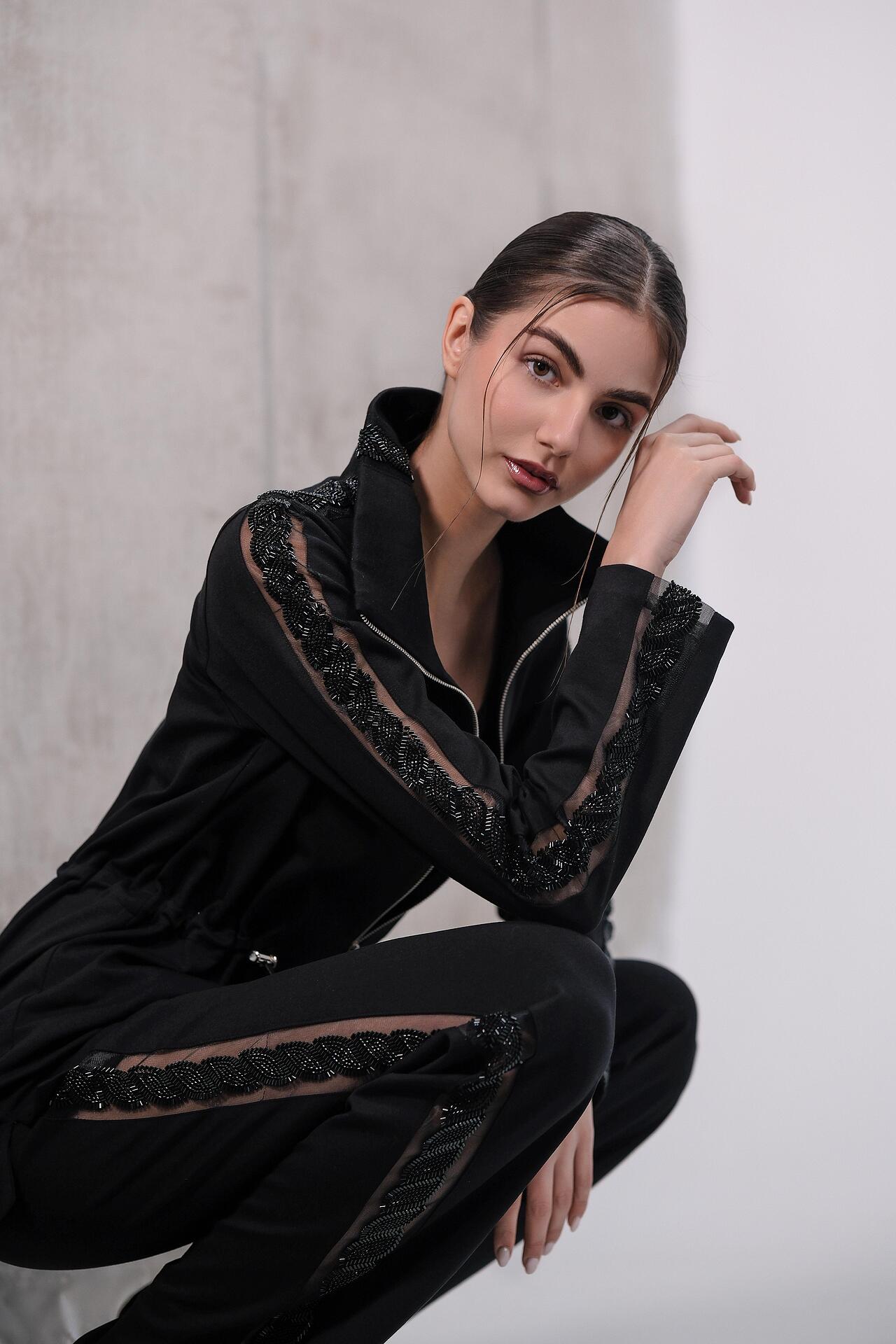 Sporty-elegant set in black: Amira