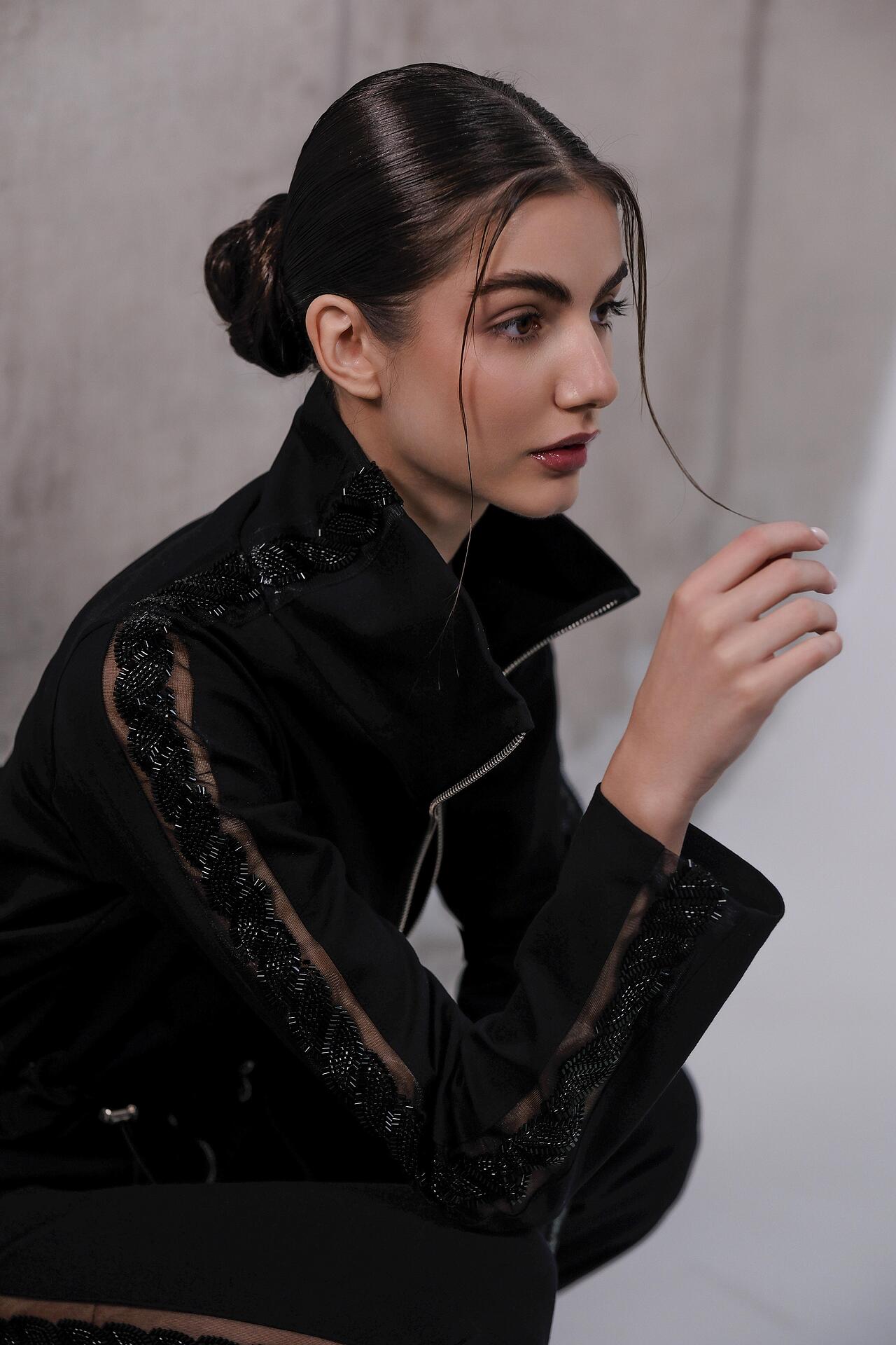 Sporty-elegant set in black: Amira