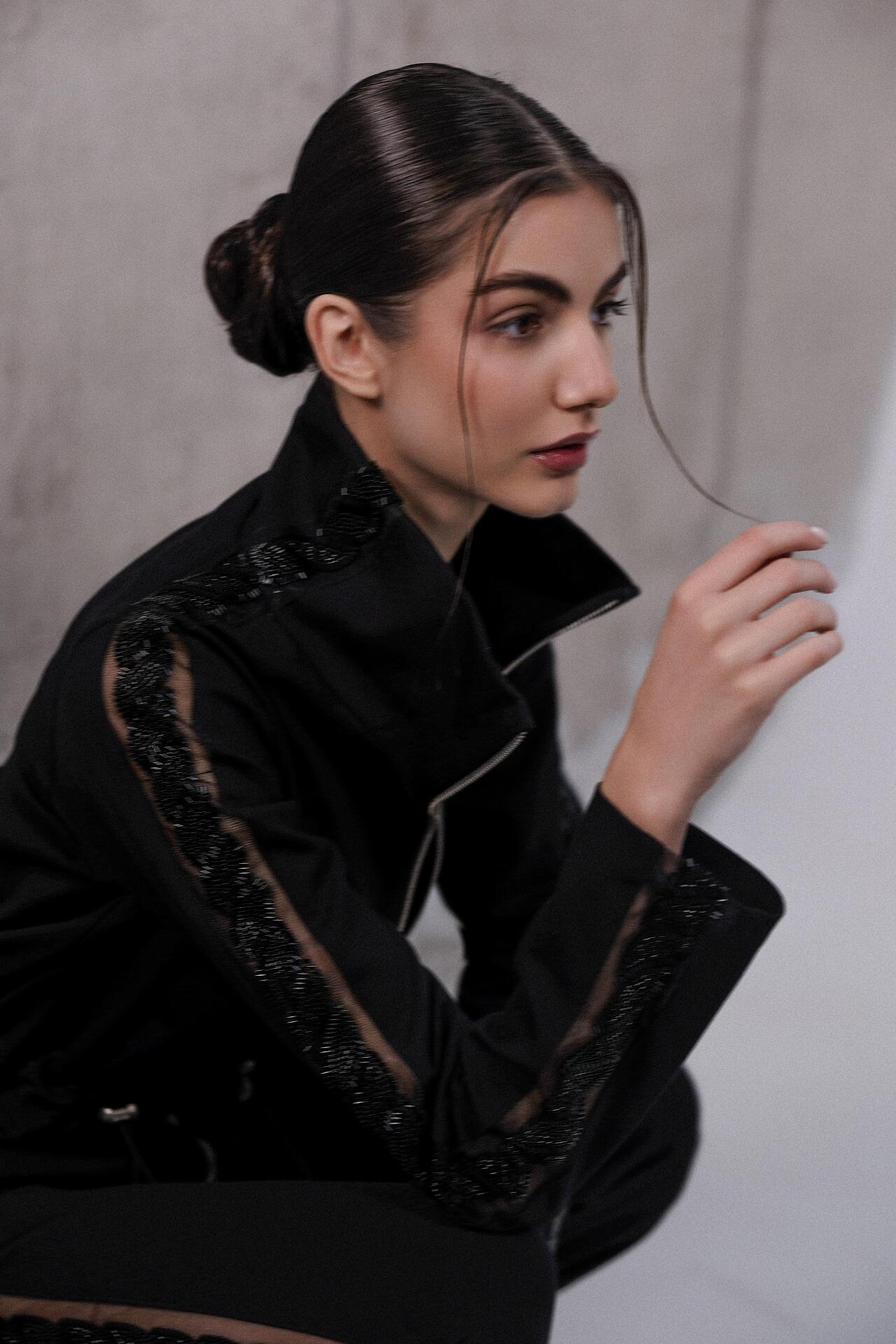 Sporty-elegant set in black: Amira