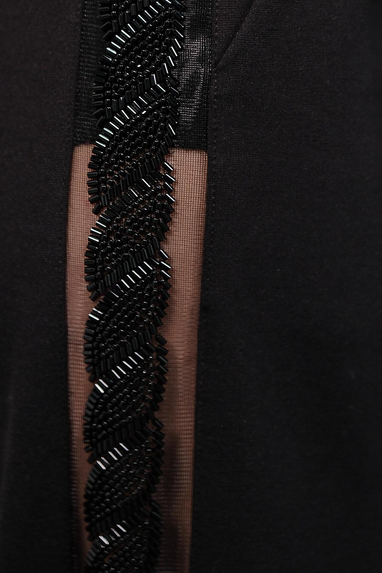 Sporty-elegant set in black: Amira