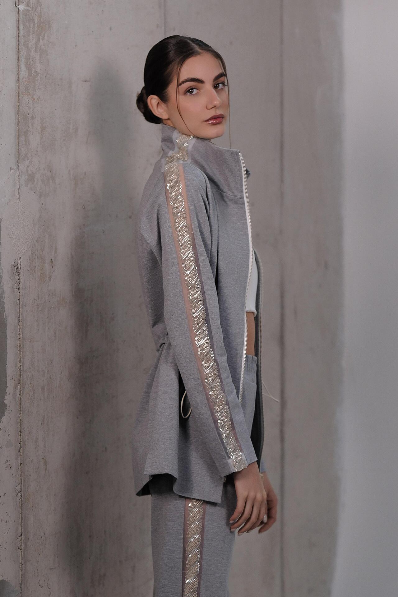 Sporty-elegant set in gray: Amira