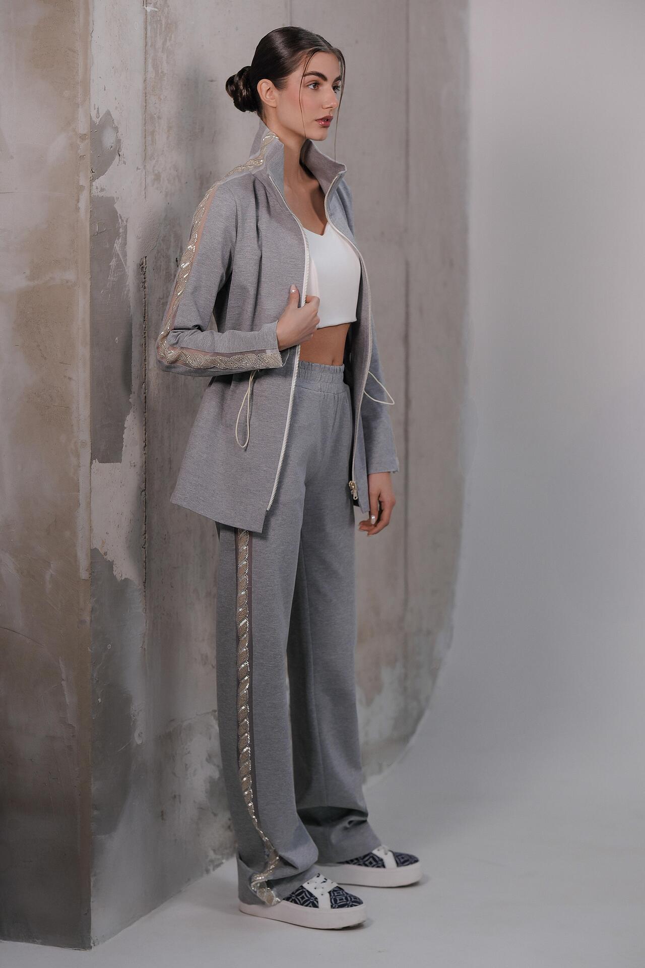 Sporty-elegant set in gray: Amira