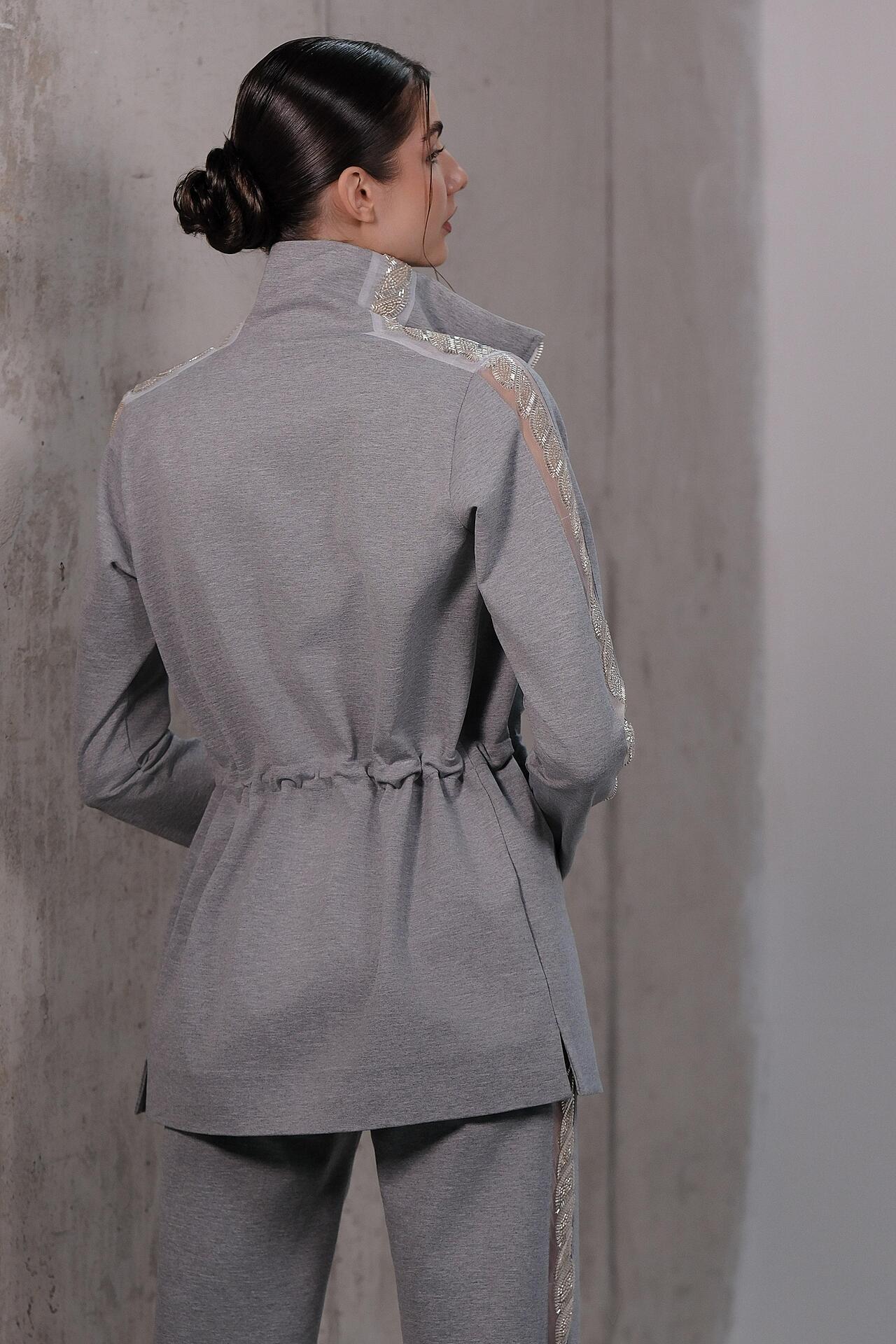 Sporty-elegant set in gray: Amira