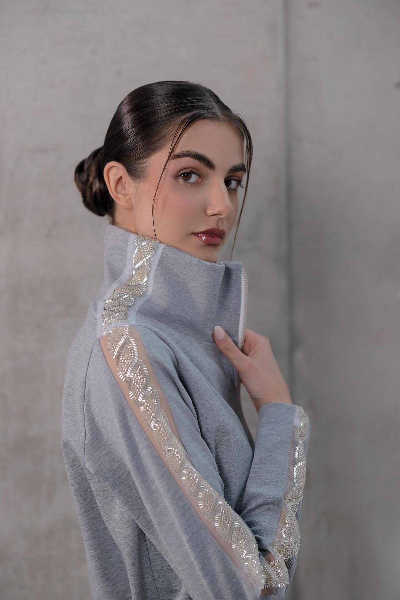 Sporty-elegant set in gray: Amira