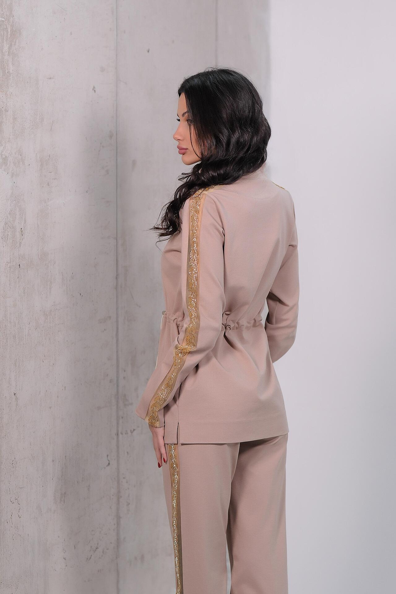 Sporty-elegant set in nude: Amira