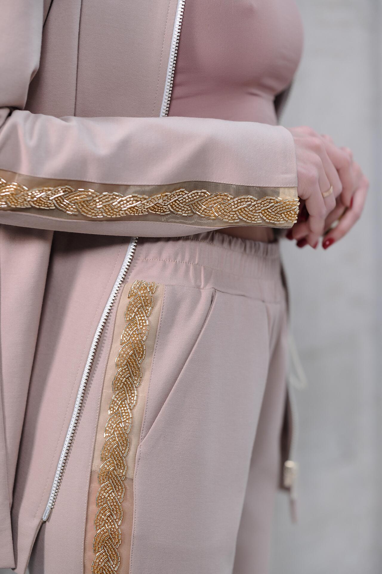Sporty-elegant set in nude: Amira