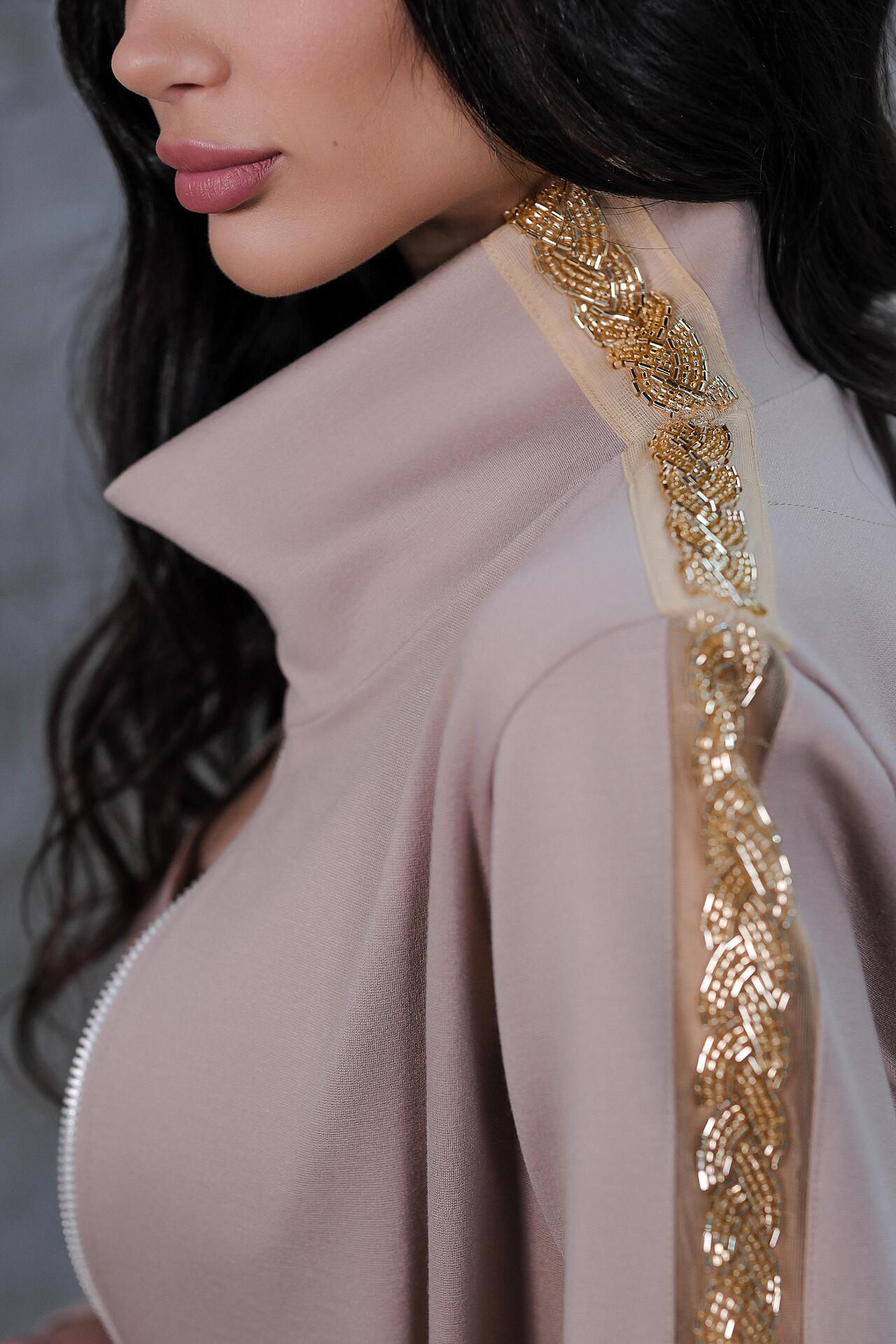 Sporty-elegant set in nude: Amira
