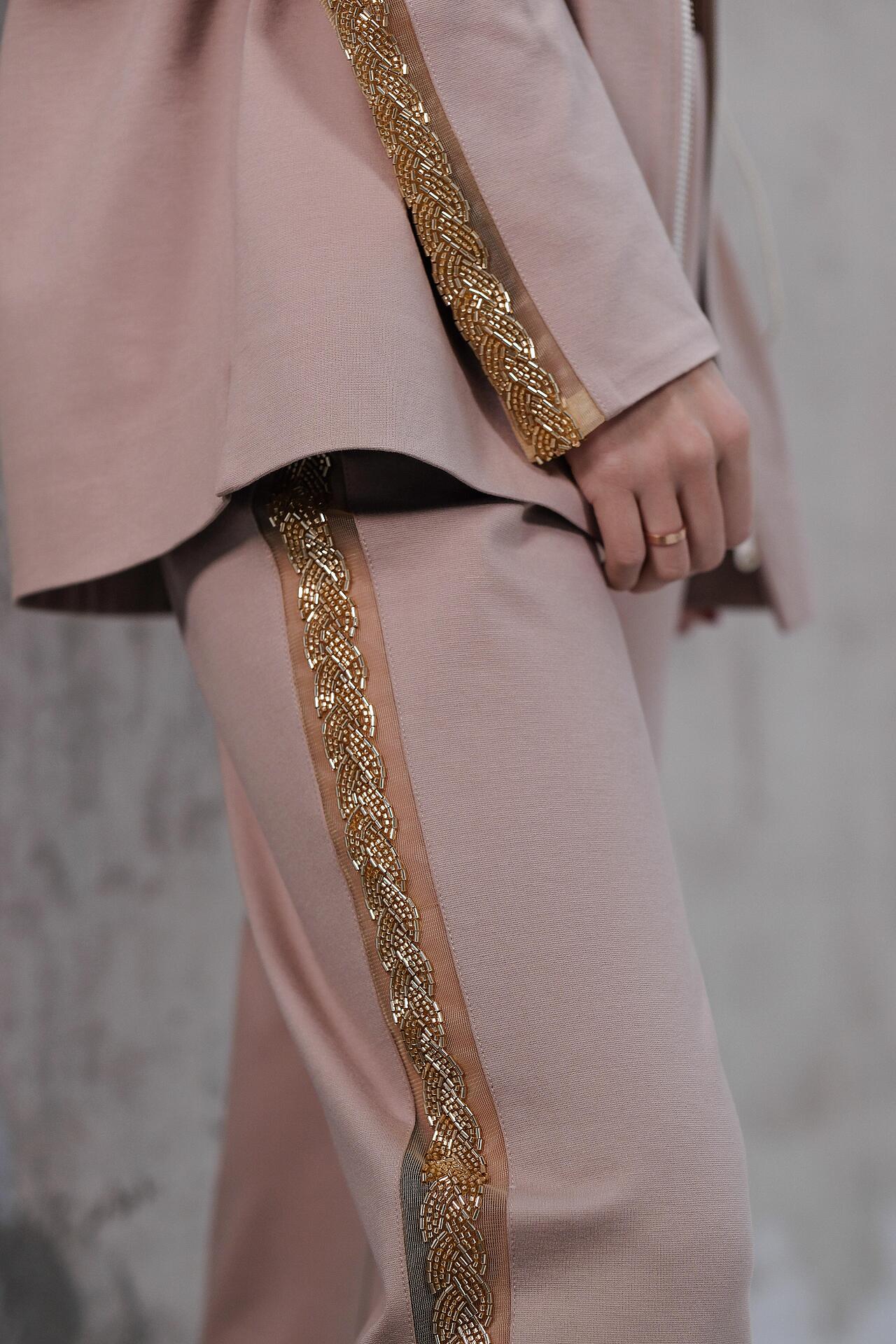 Sporty-elegant set in nude: Amira