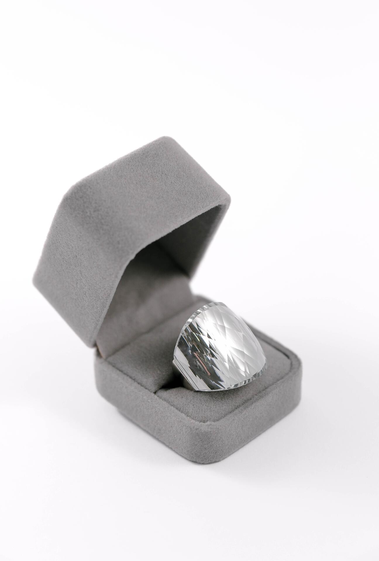 Silver/pink solid ring with metallic effect