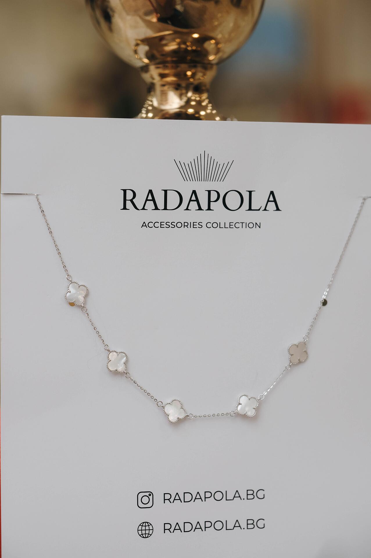 Silver necklace with clovers in white 