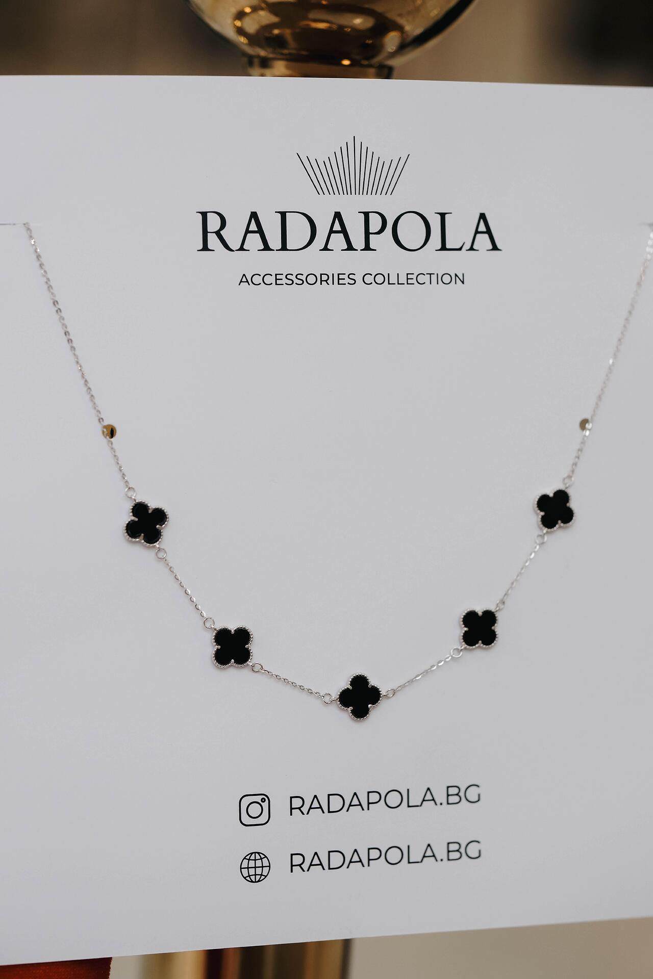 Silver necklace with clovers in black 