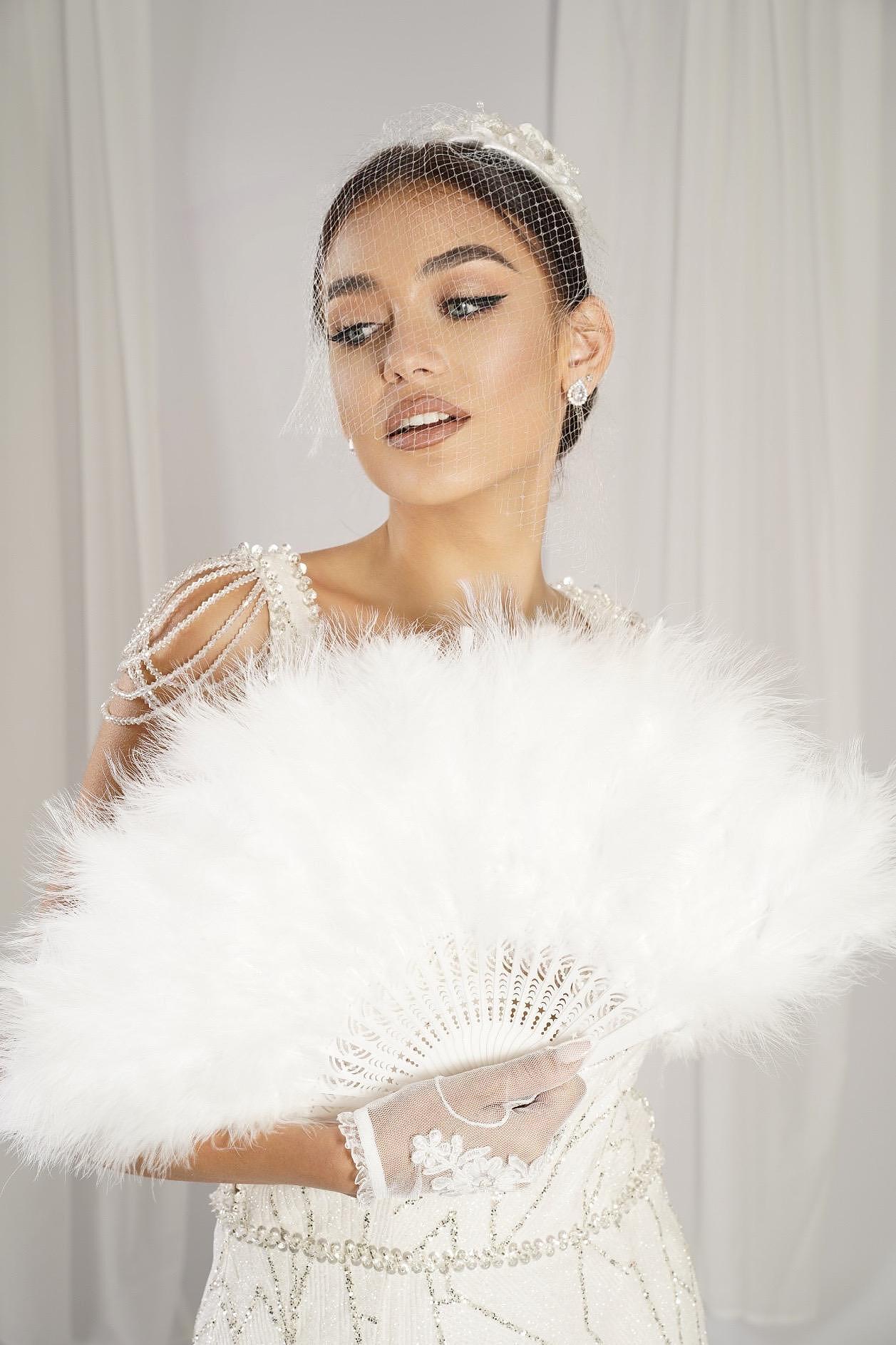 Wedding fan with natural feathers