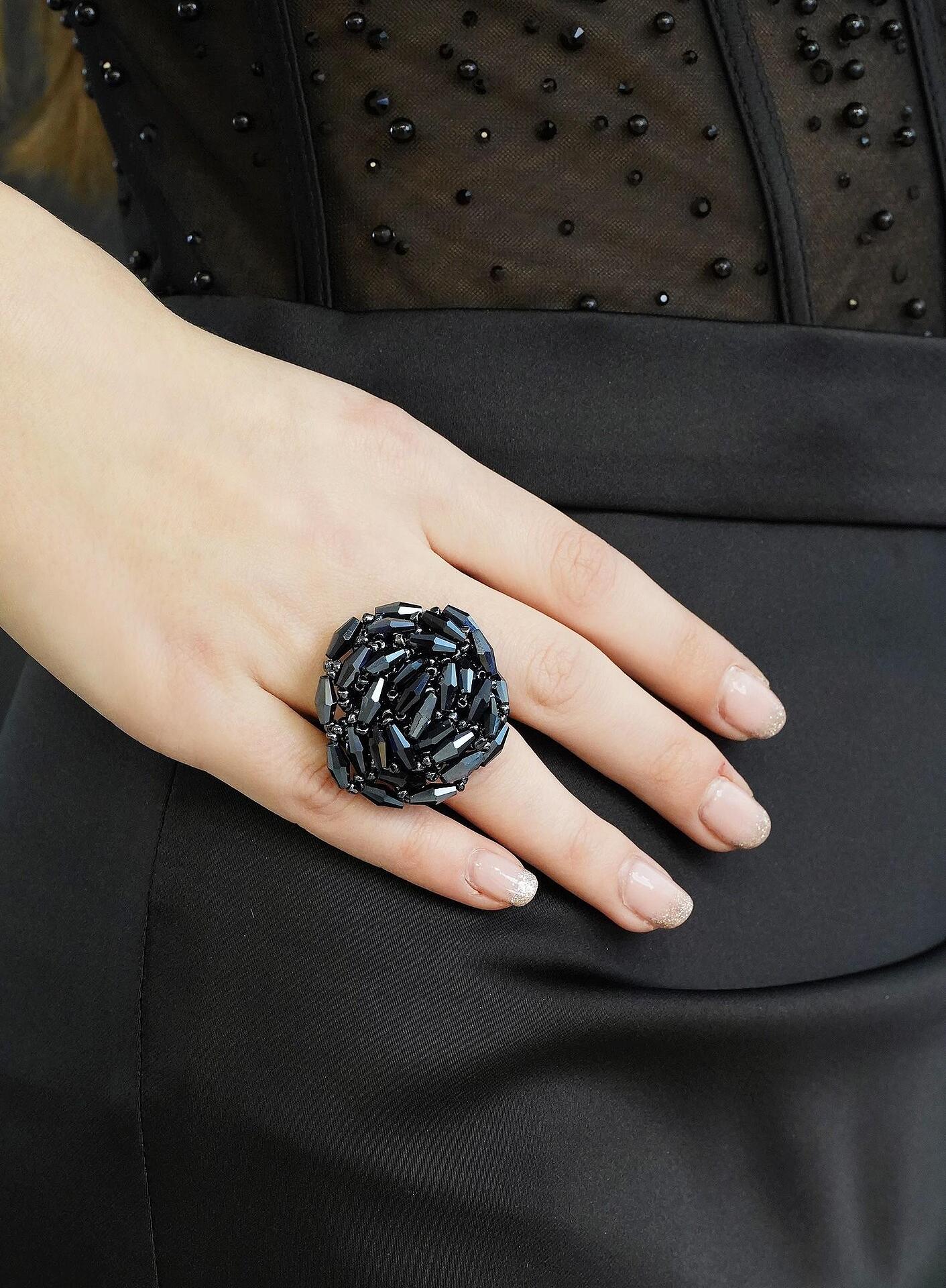Dark blue hand ring