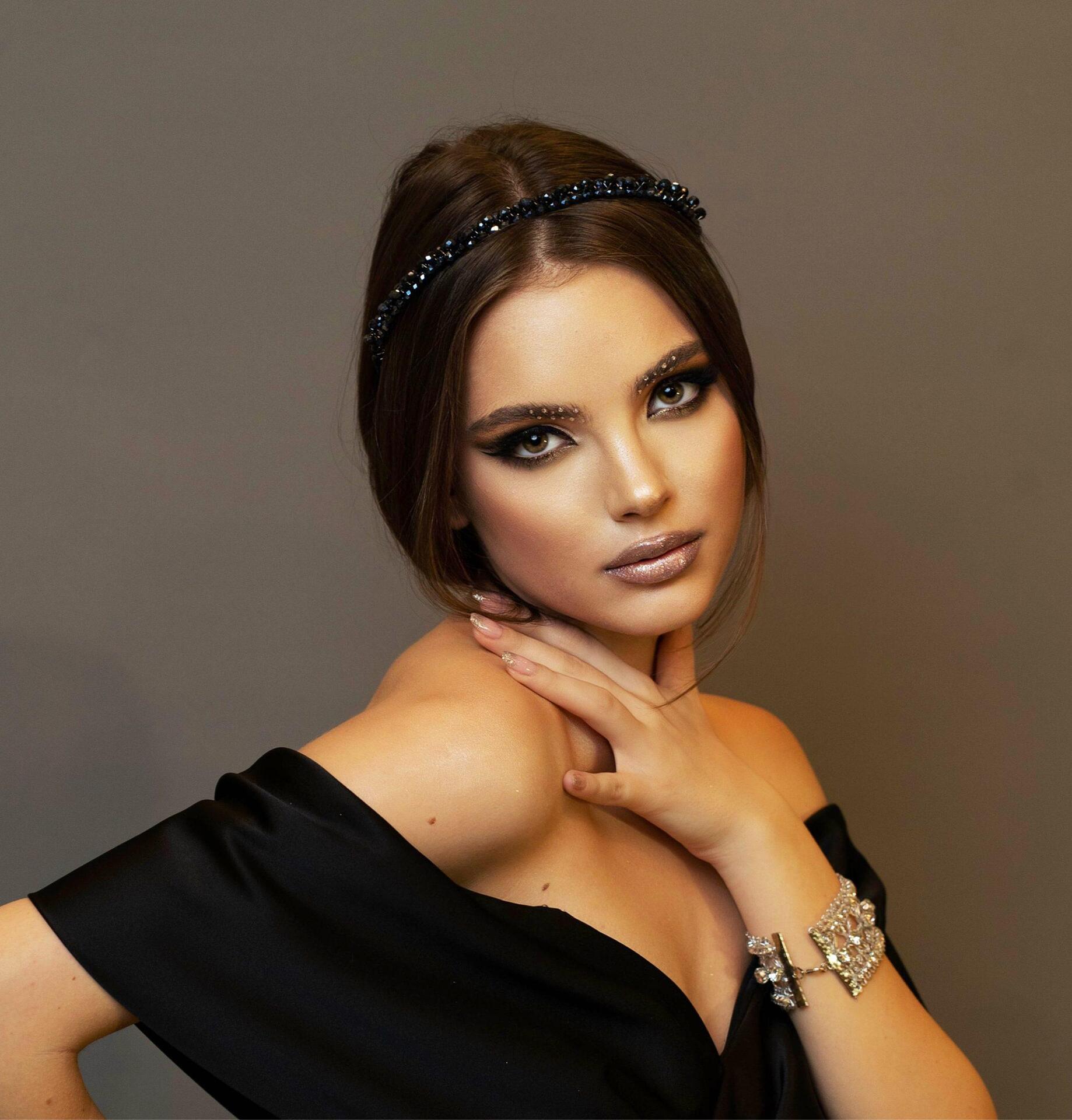 Dark blue tiara: Dark Blue