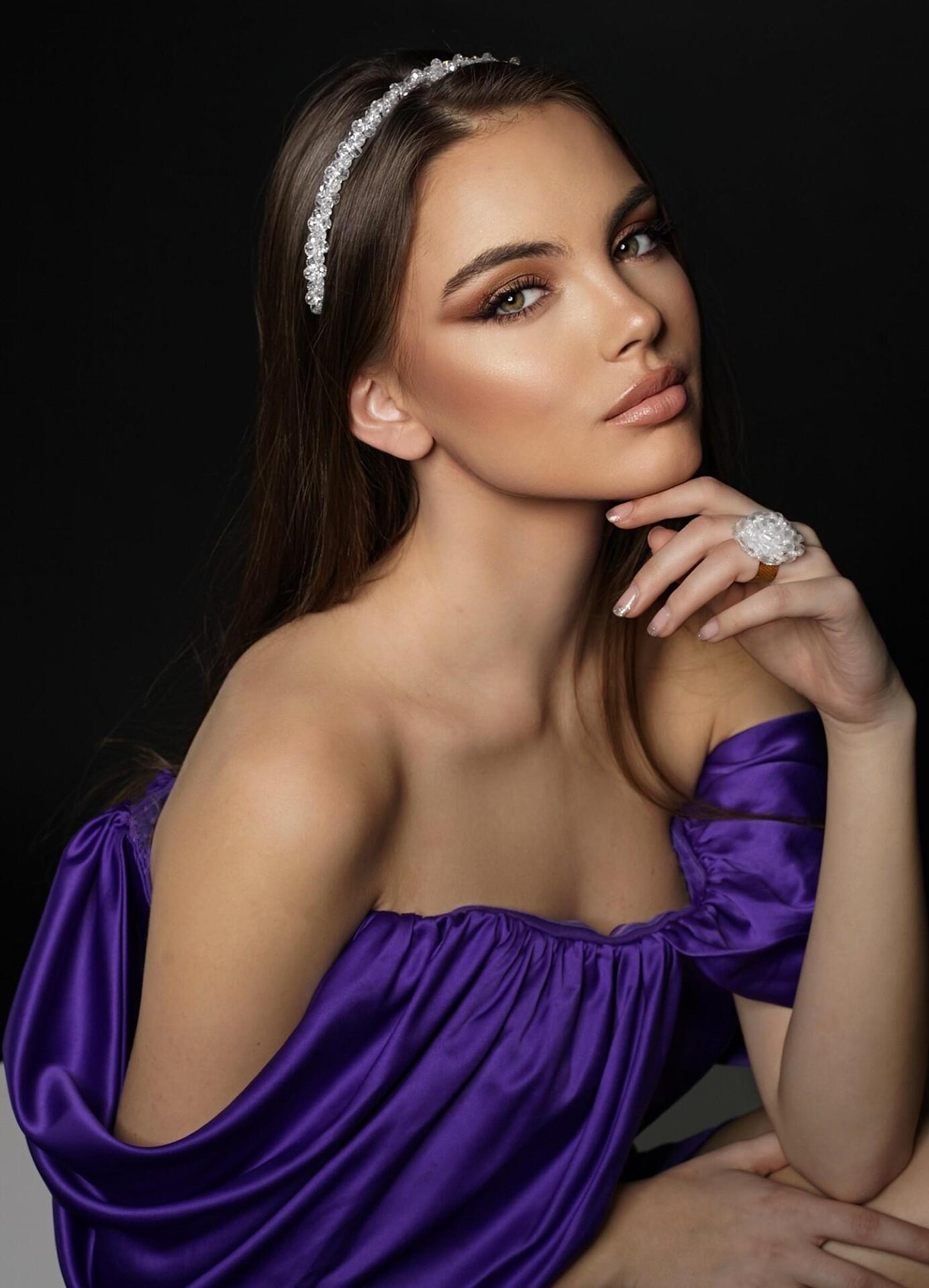 Thin tiara with crystals