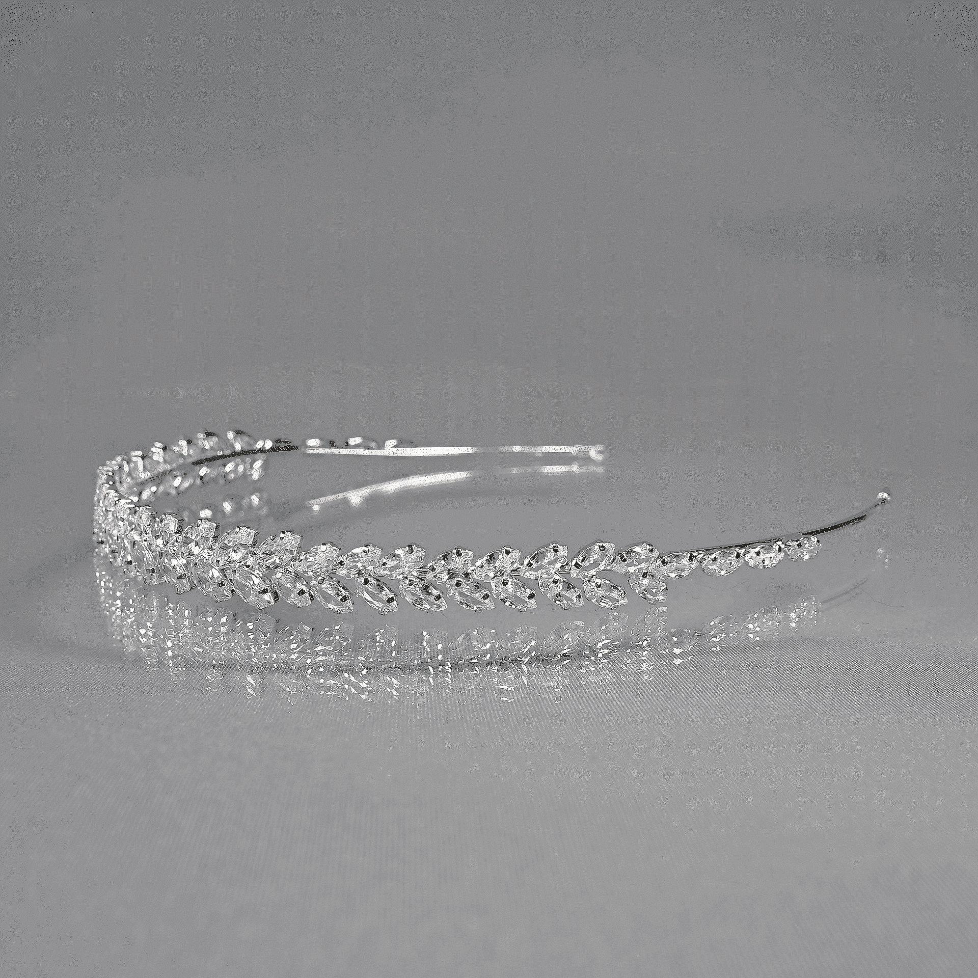 Thin tiara with Zirconium