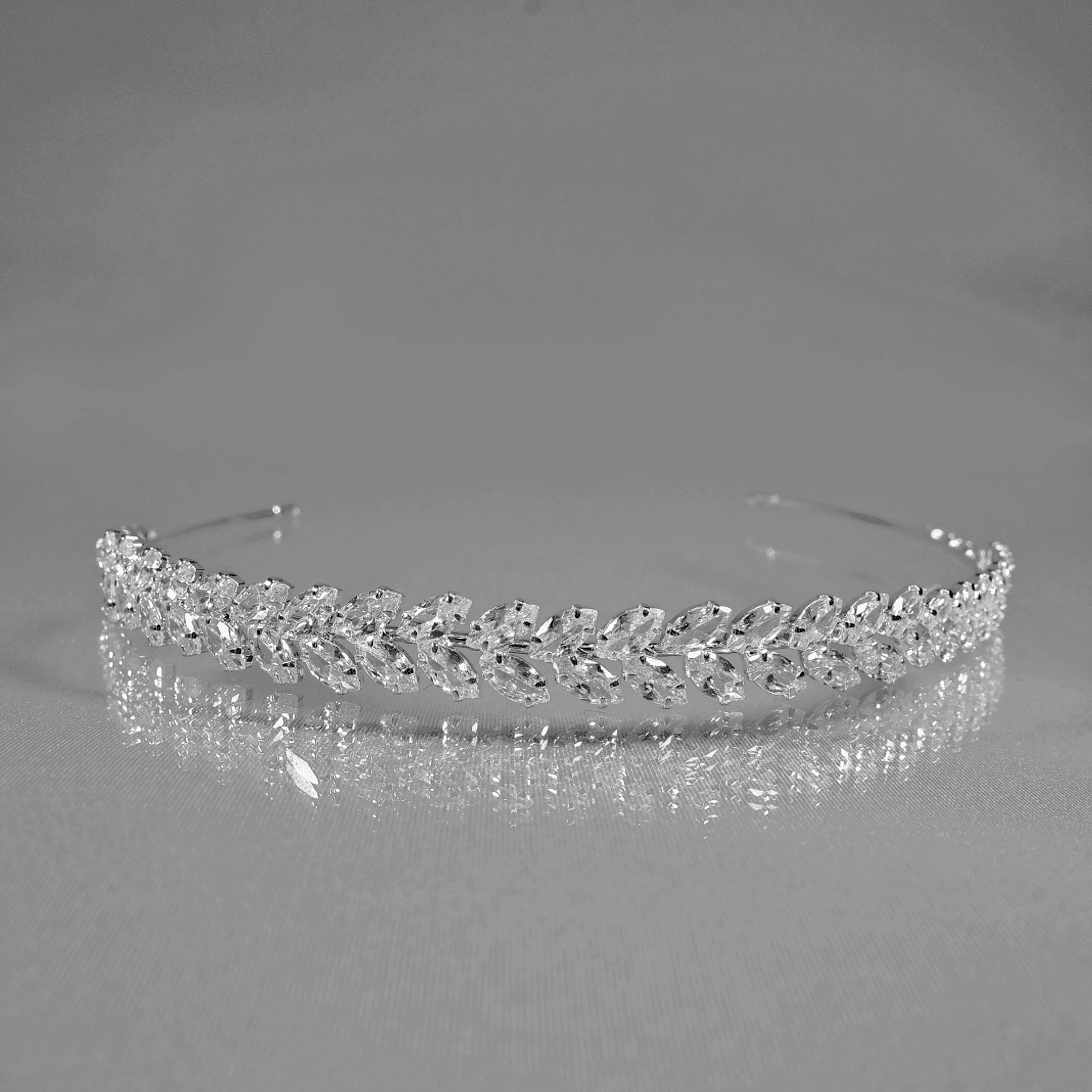 Thin tiara with Zirconium