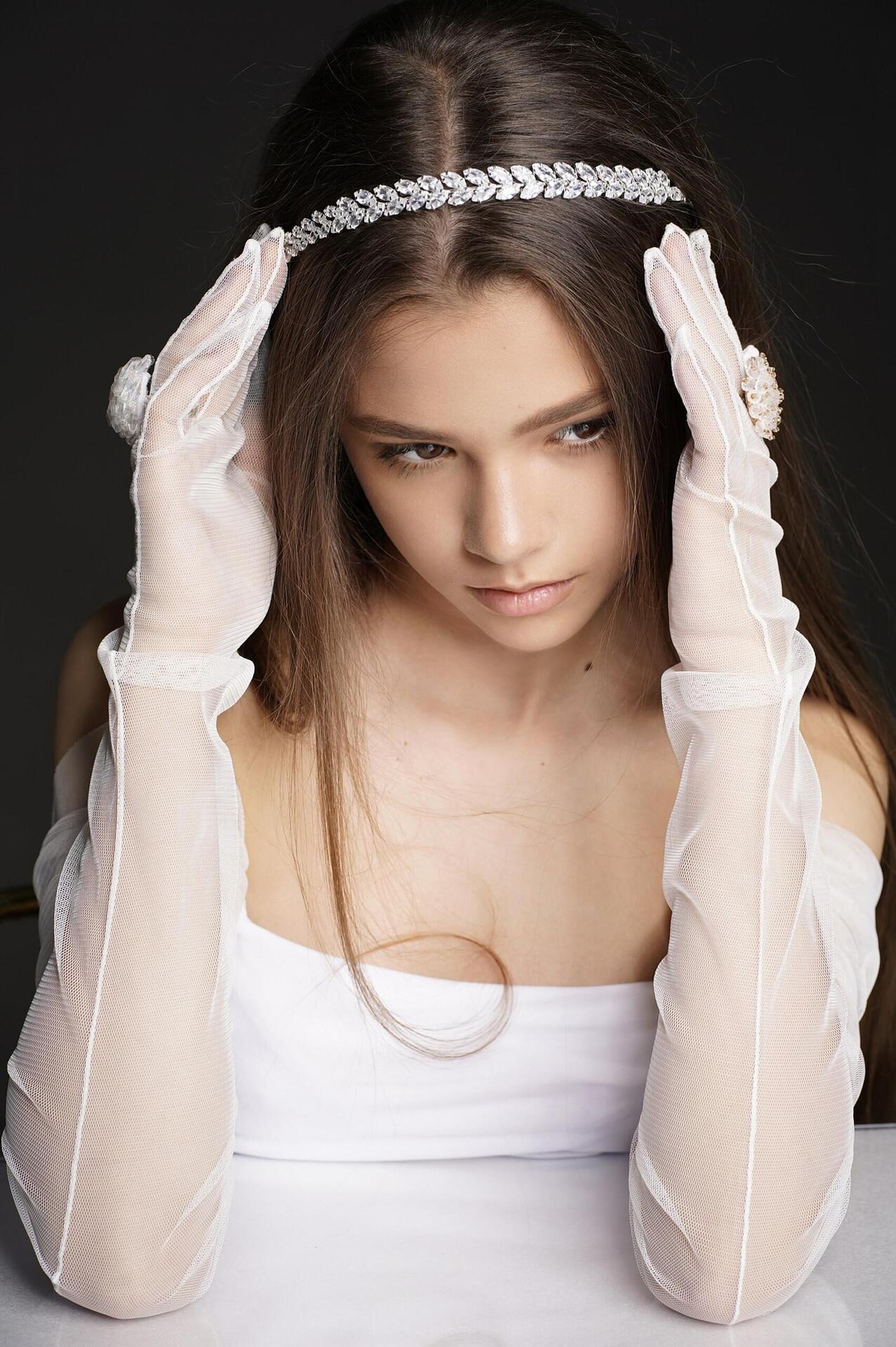 Thin tiara with Zirconium