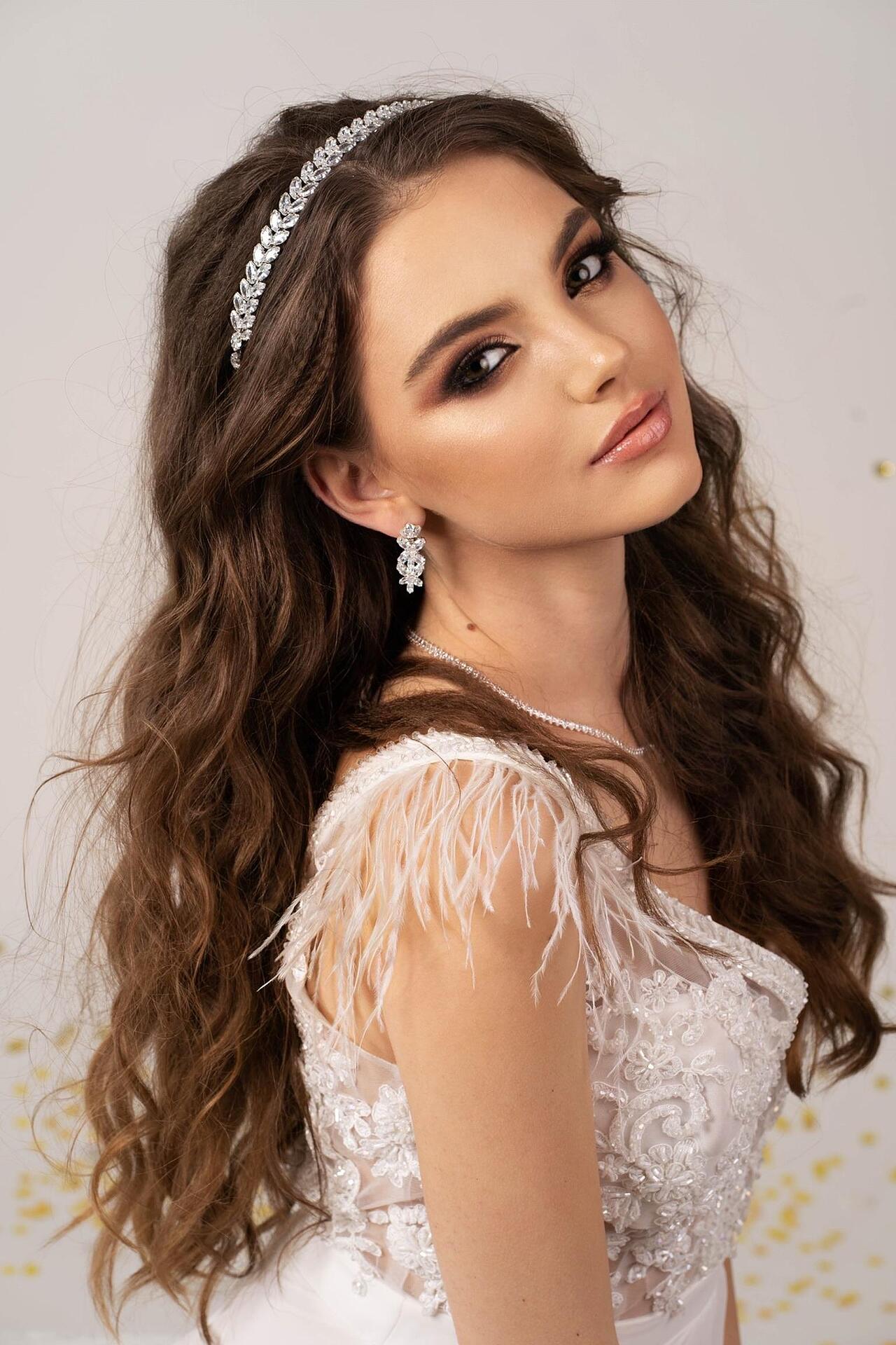 Thin tiara with Zirconium